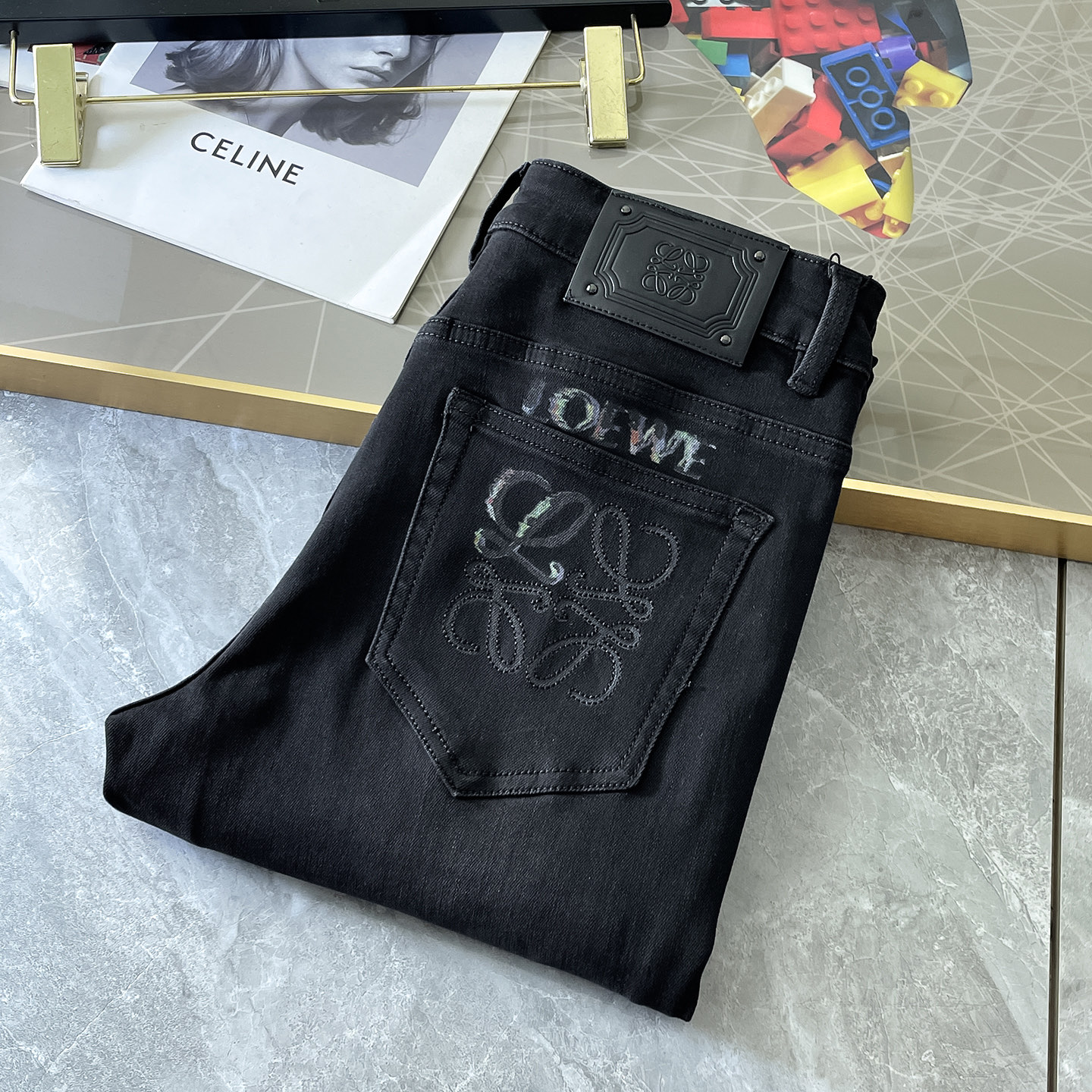 NO:526343,Luo Yiwei - 2025ss Snake Year Autumn and Winter Jeans. Original 1:1 production, perfect choice for daily life, simple, atmospheric, fashionable and stylish, customized imported tannin fabric, heavy industry washing process, complex and exquisite workmanship. It is easy to meet the needs of the four seasons, soft and elastic, smooth and neat, original auxiliary materials and hardware, comfortable and easy to match on the upper body, durable code number 29-38, jeans, alexander wang19860909罗薏葳 - 2025ss蛇年秋冬牛仔裤.原单1:1制作,日常必备的完美之选,简单大气亦时尚有型,定制进口丹宁面料 ,重工洗水工艺,做工复杂工艺精湛.轻松迎合四季需要,手感柔软带弹力,流畅利落,原版辅料五金,上身舒适非常易搭耐看码数29-38,,jeans,alexander wang,Men's clothing