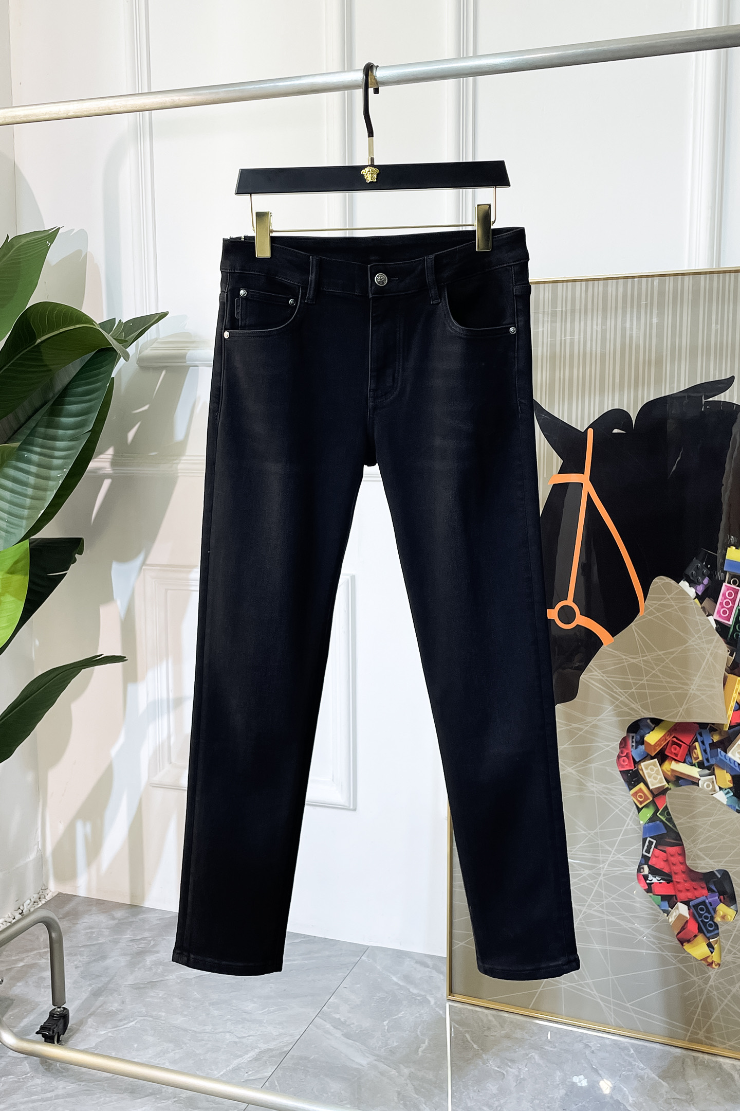 NO:527435,DG - Ss Snake Year Autumn and Winter Jeans. Original 1:1 production, perfect choice for daily life, simple, atmospheric, fashionable and stylish, customized imported tannin fabric, heavy industry washing process, complex and exquisite workmanship. Easy to cater to the needs of all seasons, soft and elastic, smooth and neat, original auxiliary hardware, comfortable and easy to match on the upper body, durable code number 29-38, jeans, alexander wang19860909DG - ss蛇年秋冬牛仔裤.原单1:1制作,日常必备的完美之选,简单大气亦时尚有型,定制进口丹宁面料 ,重工洗水工艺,做工复杂工艺精湛.轻松迎合四季需要,手感柔软带弹力,流畅利落,原版辅料五金,上身舒适非常易搭耐看码数29-38,,jeans,alexander wang,Men's clothing