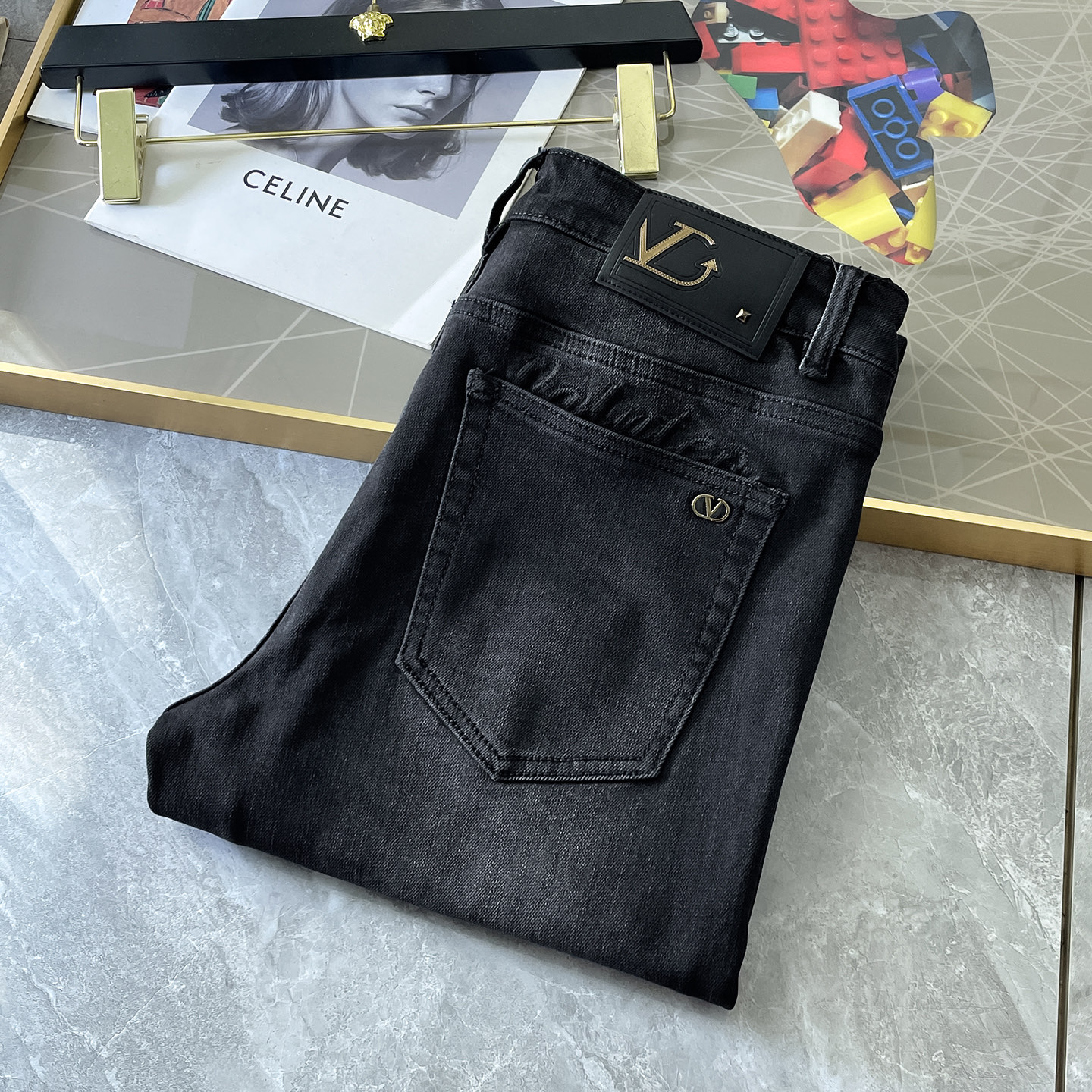NO:527499,Warrenfunu - ss year of ss snake autumn and winter jeans. Original 1:1 production, perfect choice for daily life, simple, atmospheric, fashionable and stylish, customized imported tannin fabric, heavy industry washing process, complex and exquisite workmanship. Easy to meet the needs of all seasons, soft and elastic, smooth and neat, original auxiliary materials, comfortable and easy to match on the upper body, durable code number 29-38, valentino, jeans, alexander wang19860909华伦夫奴 - ss蛇年秋冬牛仔裤.原单1:1制作,日常必备的完美之选,简单大气亦时尚有型,定制进口丹宁面料 ,重工洗水工艺,做工复杂工艺精湛.轻松迎合四季需要,手感柔软带弹力,流畅利落,原版辅料五金,上身舒适非常易搭耐看码数29-38,,valentino,jeans,alexander wang,Men's clothing