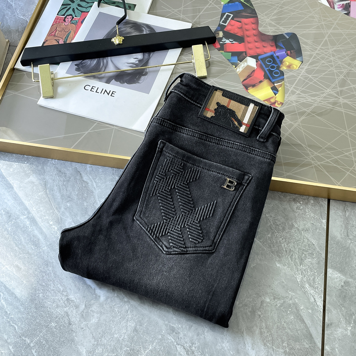 NO:527484,Burberry - Ss Snake Year Autumn and Winter Jeans. Original 1:1 production, perfect choice for daily life, simple, atmospheric, fashionable and stylish, customized imported tannin fabric, heavy industry washing process, complex and exquisite workmanship. Easy to cater to the needs of all seasons, soft and elastic, smooth and neat, original auxiliary materials, comfortable and easy to match on the upper body, durable code number 29-38, burberry, jeans, alexander wang19860909巴宝莉 - ss蛇年秋冬牛仔裤.原单1:1制作,日常必备的完美之选,简单大气亦时尚有型,定制进口丹宁面料 ,重工洗水工艺,做工复杂工艺精湛.轻松迎合四季需要,手感柔软带弹力,流畅利落,原版辅料五金,上身舒适非常易搭耐看码数29-38,,burberry,jeans,alexander wang,Men's clothing