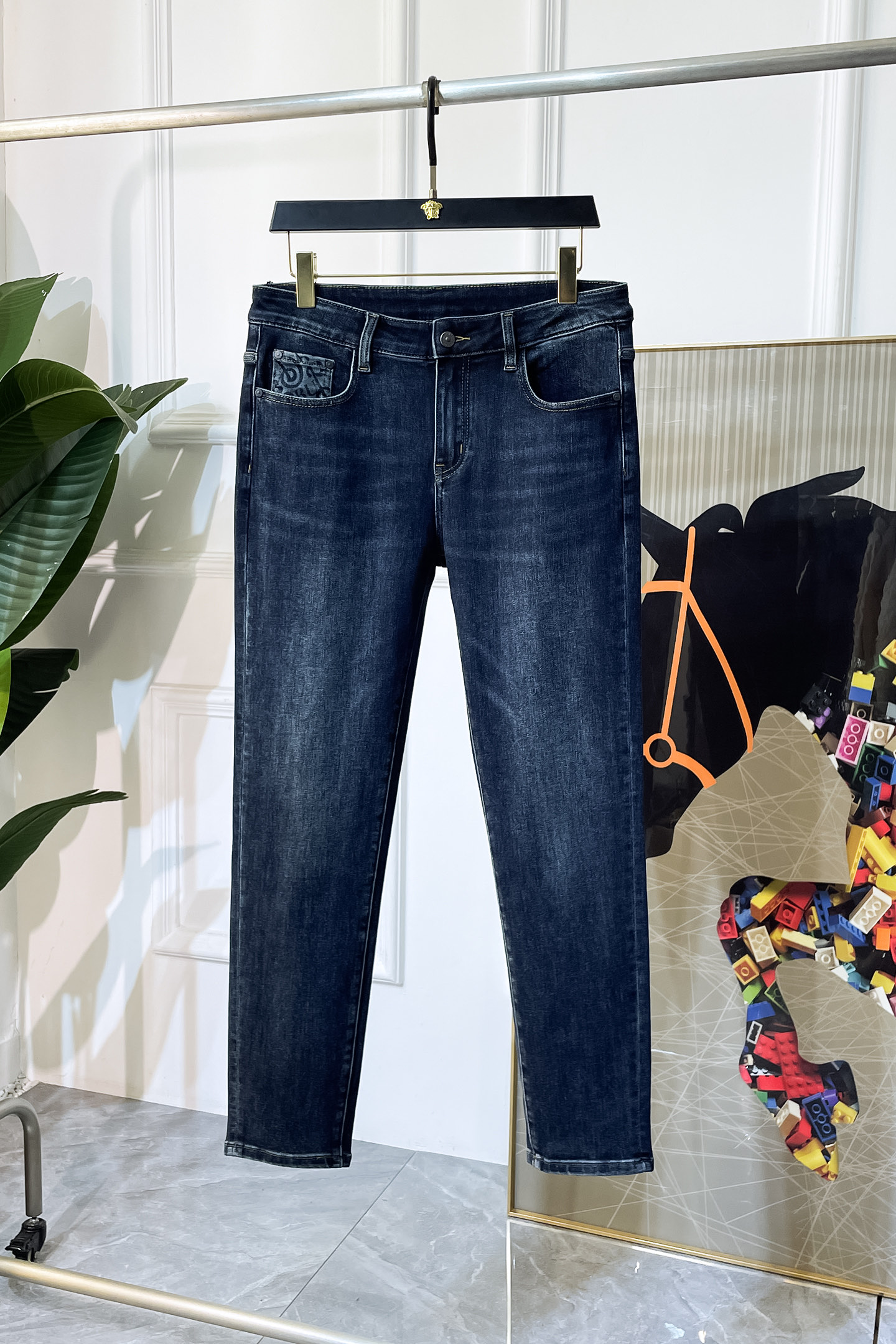 NO:527455,Burberry - Ss Snake Year Autumn and Winter Jeans. Original 1:1 production, perfect choice for daily life, simple, atmospheric, fashionable and stylish, customized imported tannin fabric, heavy industry washing process, complex and exquisite workmanship. Easy to cater to the needs of all seasons, soft and elastic, smooth and neat, original auxiliary materials, comfortable and easy to match on the upper body, durable code number 29-38, burberry, jeans, alexander wang19860909巴宝莉 - ss蛇年秋冬牛仔裤.原单1:1制作,日常必备的完美之选,简单大气亦时尚有型,定制进口丹宁面料 ,重工洗水工艺,做工复杂工艺精湛.轻松迎合四季需要,手感柔软带弹力,流畅利落,原版辅料五金,上身舒适非常易搭耐看码数29-38,,burberry,jeans,alexander wang,Men's clothing