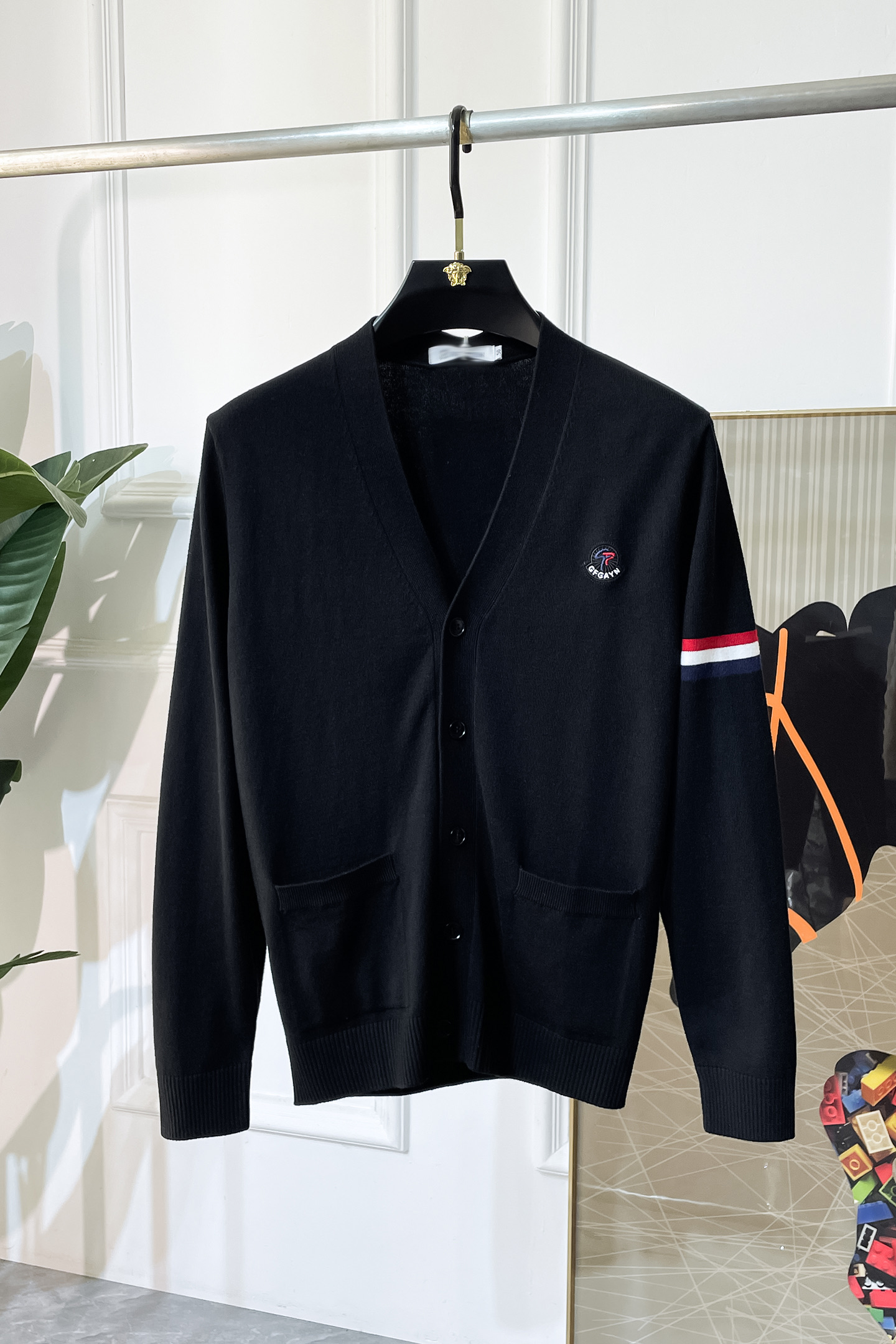 NO:527410,The silhouette is a new men's wool knitted cardigan jacket for autumn and winter. The counter is selling hot items, and a versatile item for all major fashion buyers. It is simple and fashionable and beautiful, with a gentleman look on the upper body. The whole sweater is not only exquisite in texture, but also fine and fine workmanship. The overall beauty and generous ensure that the silhouette of the clothes is not easy to deform. Customized wool fabrics are neither loose nor tight, and have a very good restoration. A fashion item that combines cold resistance and fashion in autumn and winter. m-3XL, Moncler, jackets & coats, sweaters, alexander wang19860909蒙口 - 秋冬新款男士羊毛针织开衫外套.专柜在售爆款单品,各大时尚买手明星人手一件的百搭单品.简单时尚甚是好看,上身绅士范十足.整件毛衣不单纹理工艺精美,走线更是精工细作均匀整齐.整体美观大方保证了衣服的廓形不易变形.定制羊毛面料,既不会很宽松也不会很紧绷,恢复性非常好.秋冬御寒与时尚兼备的一款时装单品.m-3XL,,Moncler,jackets & coats,sweaters,alexander wang,Men's clothing