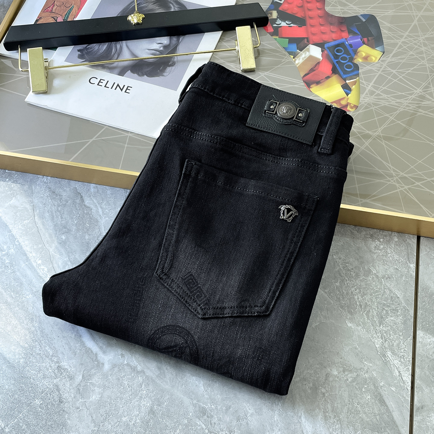 NO:527486,Versace - ss snake jeans in autumn and winter. Original 1:1 production, perfect choice for daily life, simple, atmospheric, fashionable and stylish, customized imported tannin fabric, heavy industry washing process, complex and exquisite workmanship. Easy to cater to the needs of all seasons, soft and elastic, smooth and neat, original auxiliary materials, comfortable and easy to match on the upper body, durable code number 29-38, versace, jeans, alexander wang19860909范思哲 - ss蛇年秋冬牛仔裤.原单1:1制作,日常必备的完美之选,简单大气亦时尚有型,定制进口丹宁面料 ,重工洗水工艺,做工复杂工艺精湛.轻松迎合四季需要,手感柔软带弹力,流畅利落,原版辅料五金,上身舒适非常易搭耐看码数29-38,,versace,jeans,alexander wang,Men's clothing