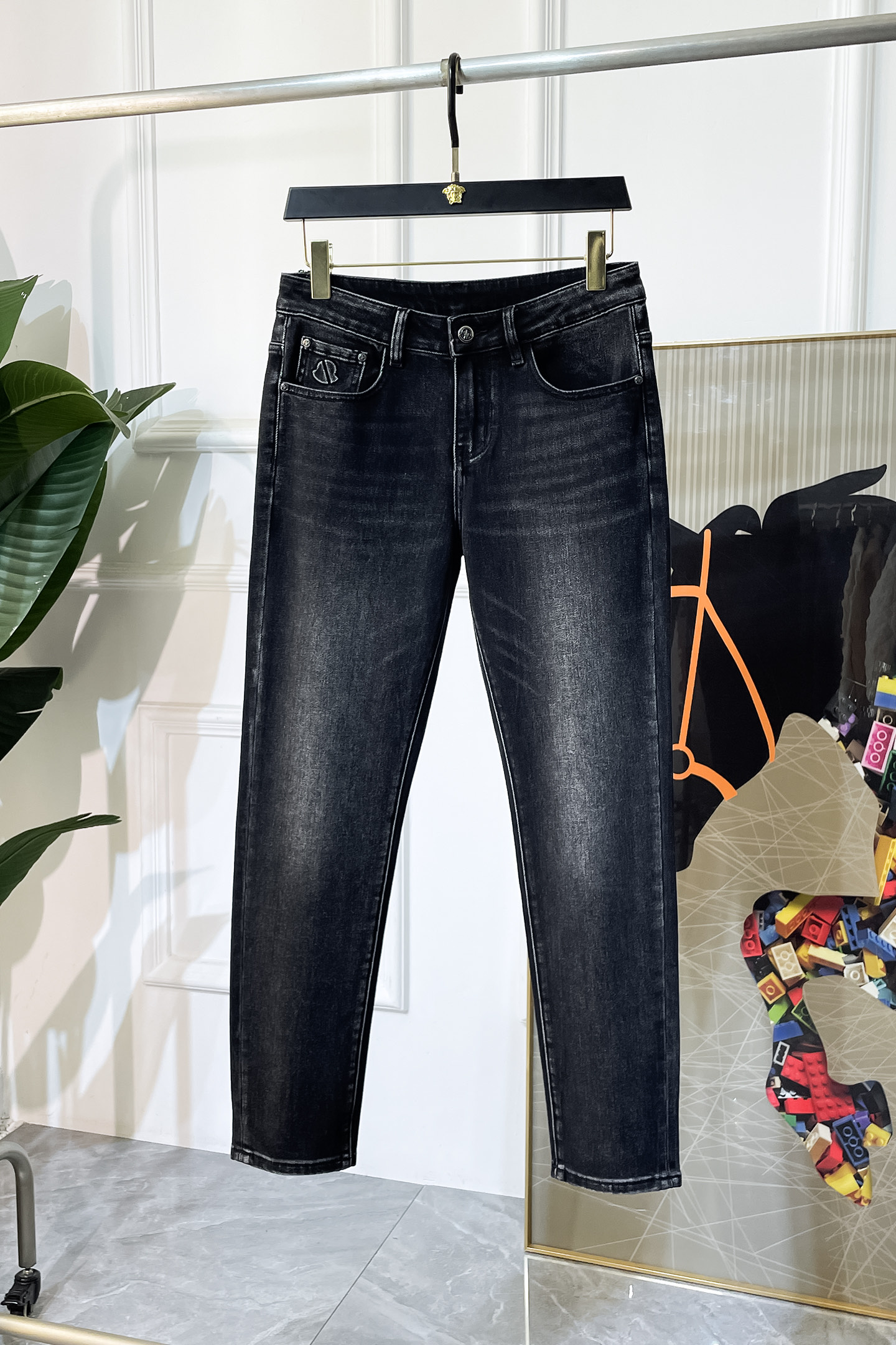 NO:527458,The silhouette - ss snake jeans in autumn and winter. Original 1:1 production, perfect choice for daily life, simple, atmospheric, fashionable and stylish, customized imported tannin fabric, heavy industry washing process, complex and exquisite workmanship. Easy to meet the needs of the seasons, soft and elastic, smooth and neat, original auxiliary materials, comfortable and easy to match on the upper body, durable code number 29-38, Moncler, jeans, alexander wang19860909蒙口 - ss蛇年秋冬牛仔裤.原单1:1制作,日常必备的完美之选,简单大气亦时尚有型,定制进口丹宁面料 ,重工洗水工艺,做工复杂工艺精湛.轻松迎合四季需要,手感柔软带弹力,流畅利落,原版辅料五金,上身舒适非常易搭耐看码数29-38,,Moncler,jeans,alexander wang,Men's clothing