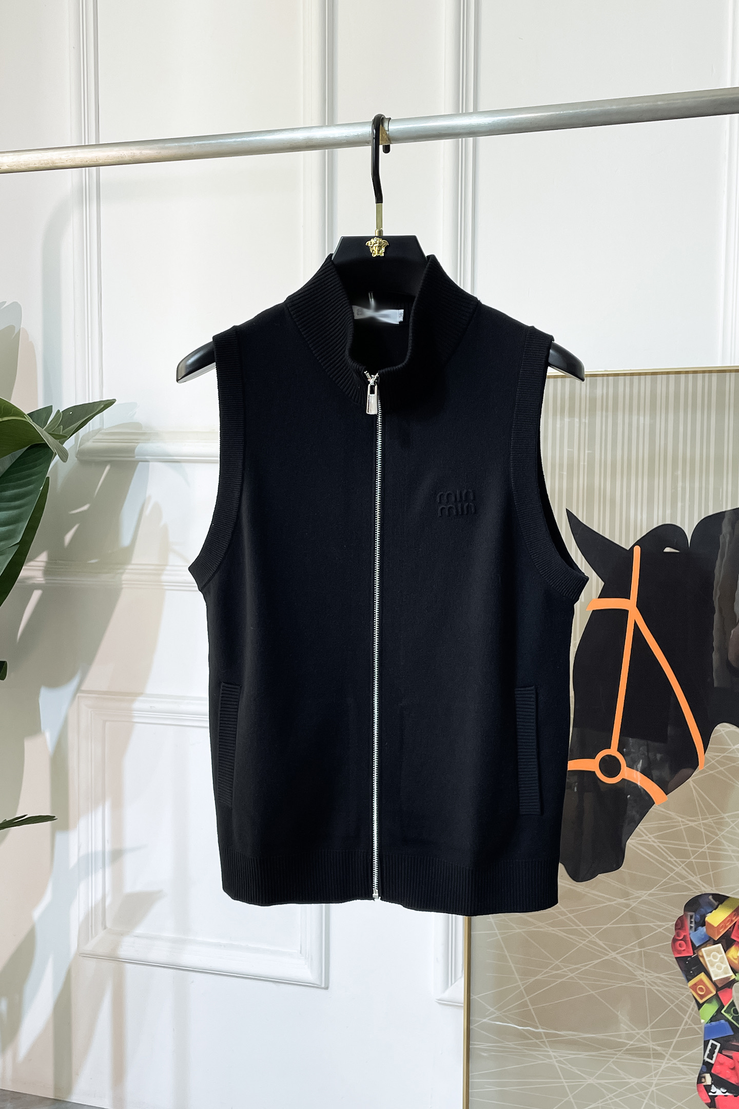 NO:527385,Misunderstanding - SS's big hit autumn vest jacket, customized high-quality polyester fabric!  Top-level fashion brand elements logo design, complete with three standards!  The original hardware and accessories have smooth lines and exquisite craftsmanship, excellent upper body style, comfortable fabric, windproof and warm, and casual matching are very fashionable, handsome, casual and fashionable men's must-have!  Size M-3XL can wear up to 190 catties!  ,,jackets & coats,alexander wang19860909谬谬 - ss大爆款秋装马甲夹克,定制高品质聚酯纤维面料！顶级时尚大牌元素logo设计,三标齐全！原版五金辅料,线条流畅,工艺精致,上身版型超赞,面料舒适,挡风保暖,随意搭配都非常时尚帅气休闲时尚男仕必备款哦！尺码M-3XL 最大可穿190斤！,,jackets & coats,alexander wang,Men's clothing