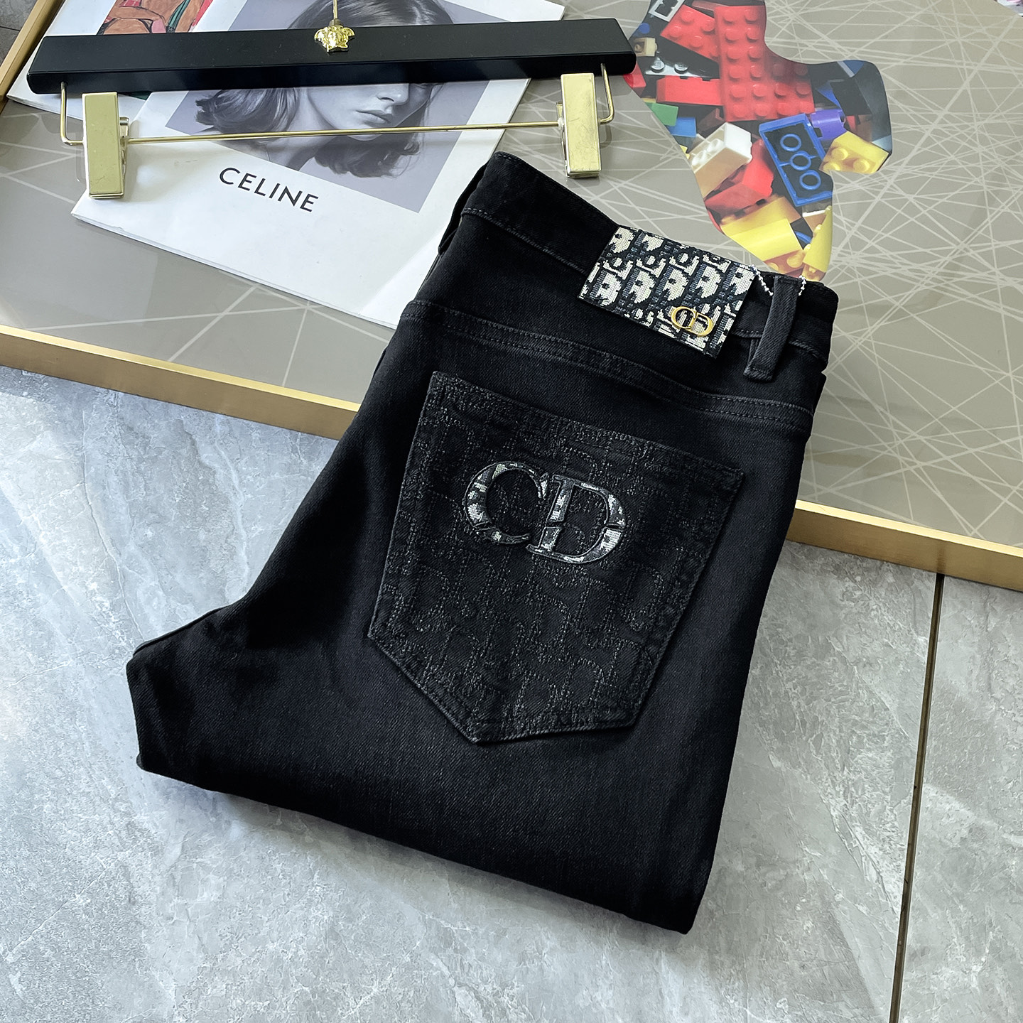 NO:527488,Dior - Ss Snake Year Autumn and Winter Jeans. Original 1:1 production, perfect choice for daily life, simple, atmospheric, fashionable and stylish, customized imported tannin fabric, heavy industry washing process, complex and exquisite workmanship. Easy to cater to the needs of all seasons, soft and elastic, smooth and neat, original auxiliary hardware, comfortable and easy to match on the upper body, durable code number 29-38,,dior,jeans,alexander wang19860909迪奥- ss蛇年秋冬牛仔裤.原单1:1制作,日常必备的完美之选,简单大气亦时尚有型,定制进口丹宁面料 ,重工洗水工艺,做工复杂工艺精湛.轻松迎合四季需要,手感柔软带弹力,流畅利落,原版辅料五金,上身舒适非常易搭耐看码数29-38,,dior,jeans,alexander wang,Men's clothing