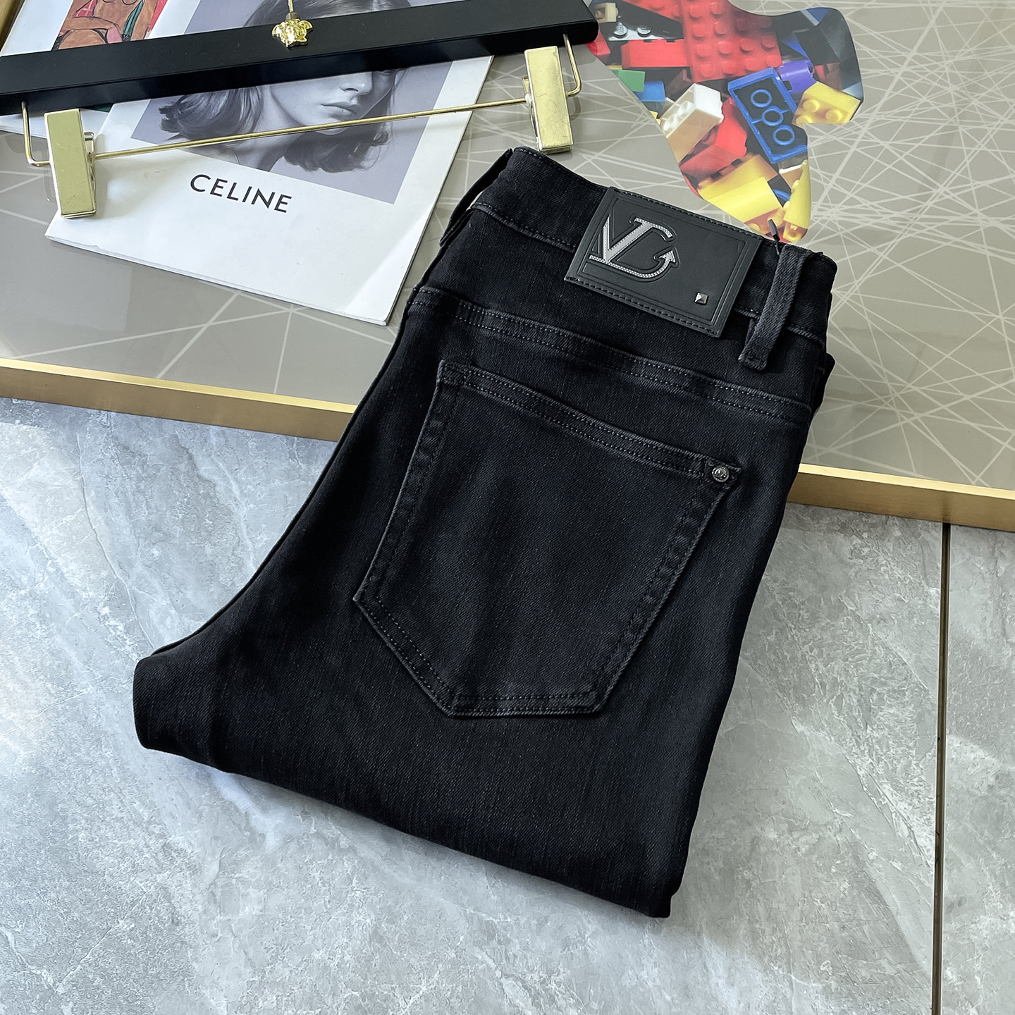 NO:527490,Valentino - ss snake jeans in autumn and winter. Original 1:1 production, perfect choice for daily life, simple, atmospheric, fashionable and stylish, customized imported tannin fabric, heavy industry washing process, complex and exquisite workmanship. Easy to cater to the needs of all seasons, soft and elastic, smooth and neat, original auxiliary materials, comfortable and easy to match on the upper body, durable code number 29-38, valentino, jeans, alexander wang19860909华伦天奴- ss蛇年秋冬牛仔裤.原单1:1制作,日常必备的完美之选,简单大气亦时尚有型,定制进口丹宁面料 ,重工洗水工艺,做工复杂工艺精湛.轻松迎合四季需要,手感柔软带弹力,流畅利落,原版辅料五金,上身舒适非常易搭耐看码数29-38,,valentino,jeans,alexander wang,Men's clothing