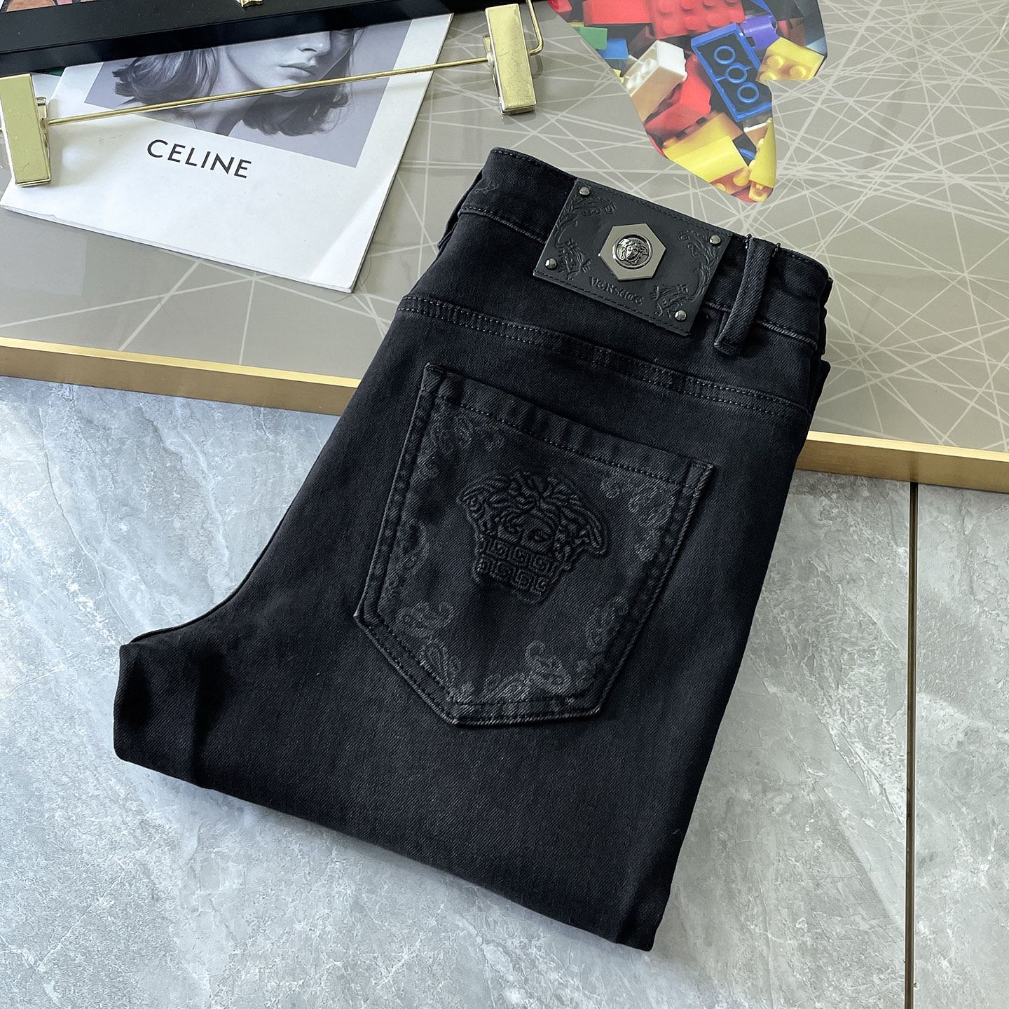 NO:526346,Versace - 2025ss Snake Year Autumn and Winter Jeans. Original 1:1 production, perfect choice for daily life, simple, atmospheric, fashionable and stylish, customized imported tannin fabric, heavy industry washing process, complex and exquisite workmanship. It is easy to meet the needs of all seasons, soft and elastic, smooth and neat, original auxiliary materials, comfortable and easy to match on the upper body, durable code number 29-38, versace, jeans, alexander wang19860909范思哲 - 2025ss蛇年秋冬牛仔裤.原单1:1制作,日常必备的完美之选,简单大气亦时尚有型,定制进口丹宁面料 ,重工洗水工艺,做工复杂工艺精湛.轻松迎合四季需要,手感柔软带弹力,流畅利落,原版辅料五金,上身舒适非常易搭耐看码数29-38,,versace,jeans,alexander wang,Men's clothing