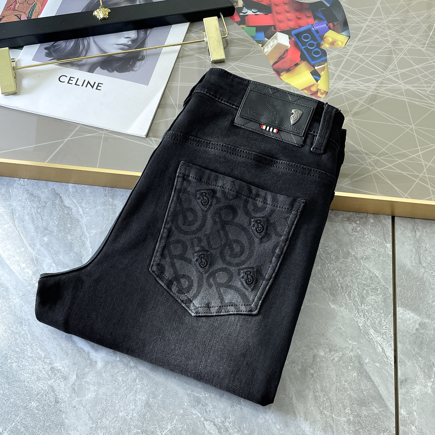 NO:527492,Burberry - Ss Snake Year Autumn and Winter Jeans. Original 1:1 production, perfect choice for daily life, simple, atmospheric, fashionable and stylish, customized imported tannin fabric, heavy industry washing process, complex and exquisite workmanship. Easy to meet the needs of the seasons, soft and elastic, smooth and neat, original auxiliary materials, comfortable and easy to match, durable code number 29-38, burberry, jeans, alexander wang19860909巴宝莉- ss蛇年秋冬牛仔裤.原单1:1制作,日常必备的完美之选,简单大气亦时尚有型,定制进口丹宁面料 ,重工洗水工艺,做工复杂工艺精湛.轻松迎合四季需要,手感柔软带弹力,流畅利落,原版辅料五金,上身舒适非常易搭耐看码数29-38,,burberry,jeans,alexander wang,Men's clothing