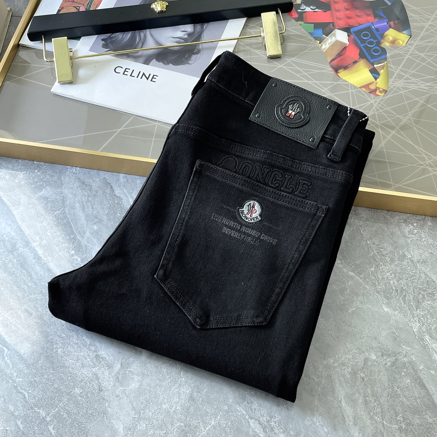 NO:527494,The silhouette - ss snake autumn and winter jeans. Original 1:1 production, perfect choice for daily life, simple, atmospheric, fashionable and stylish, customized imported tannin fabric, heavy industry washing process, complex and exquisite workmanship. Easy to meet the needs of the seasons, soft and elastic, smooth and neat, original auxiliary materials, comfortable and easy to match, durable code number 29-38, Moncler, jeans, alexander wang19860909蒙口- ss蛇年秋冬牛仔裤.原单1:1制作,日常必备的完美之选,简单大气亦时尚有型,定制进口丹宁面料 ,重工洗水工艺,做工复杂工艺精湛.轻松迎合四季需要,手感柔软带弹力,流畅利落,原版辅料五金,上身舒适非常易搭耐看码数29-38,,Moncler,jeans,alexander wang,Men's clothing