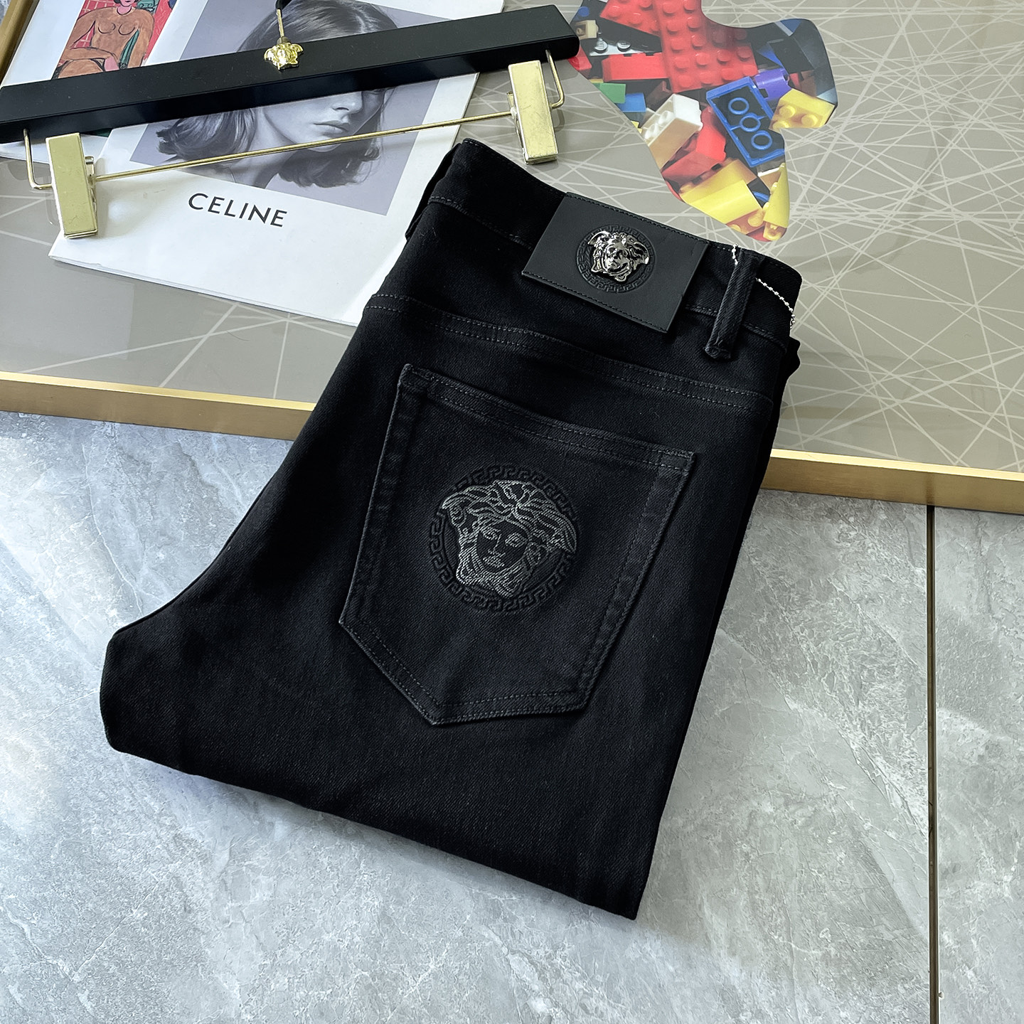 NO:527444,Versace - ss snake jeans in autumn and winter. Original 1:1 production, perfect choice for daily life, simple, atmospheric, fashionable and stylish, customized imported tannin fabric, heavy industry washing process, complex and exquisite workmanship. Easy to cater to the needs of all seasons, soft and elastic, smooth and neat, original auxiliary materials, comfortable and easy to match on the upper body, durable code number 29-38, versace, jeans, alexander wang19860909范思哲 - ss蛇年秋冬牛仔裤.原单1:1制作,日常必备的完美之选,简单大气亦时尚有型,定制进口丹宁面料 ,重工洗水工艺,做工复杂工艺精湛.轻松迎合四季需要,手感柔软带弹力,流畅利落,原版辅料五金,上身舒适非常易搭耐看码数29-38,,versace,jeans,alexander wang,Men's clothing