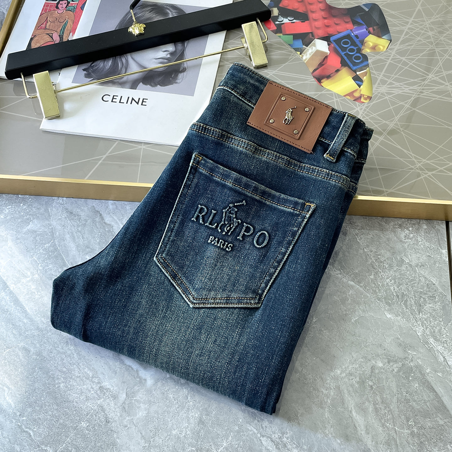 NO:526355,Paul - 2025ss Snake Year Autumn and Winter Jeans. Original 1:1 production, perfect choice for daily life, simple, atmospheric, fashionable and stylish, customized imported tannin fabric, heavy industry washing process, complex and exquisite workmanship. It is easy to meet the needs of the seasons, soft and elastic, smooth and neat, original auxiliary materials and hardware, comfortable and easy to match on the upper body, durable code number 29-38, jeans, alexander wang19860909保罗 - 2025ss蛇年秋冬牛仔裤.原单1:1制作,日常必备的完美之选,简单大气亦时尚有型,定制进口丹宁面料 ,重工洗水工艺,做工复杂工艺精湛.轻松迎合四季需要,手感柔软带弹力,流畅利落,原版辅料五金,上身舒适非常易搭耐看码数29-38,,jeans,alexander wang,Men's clothing