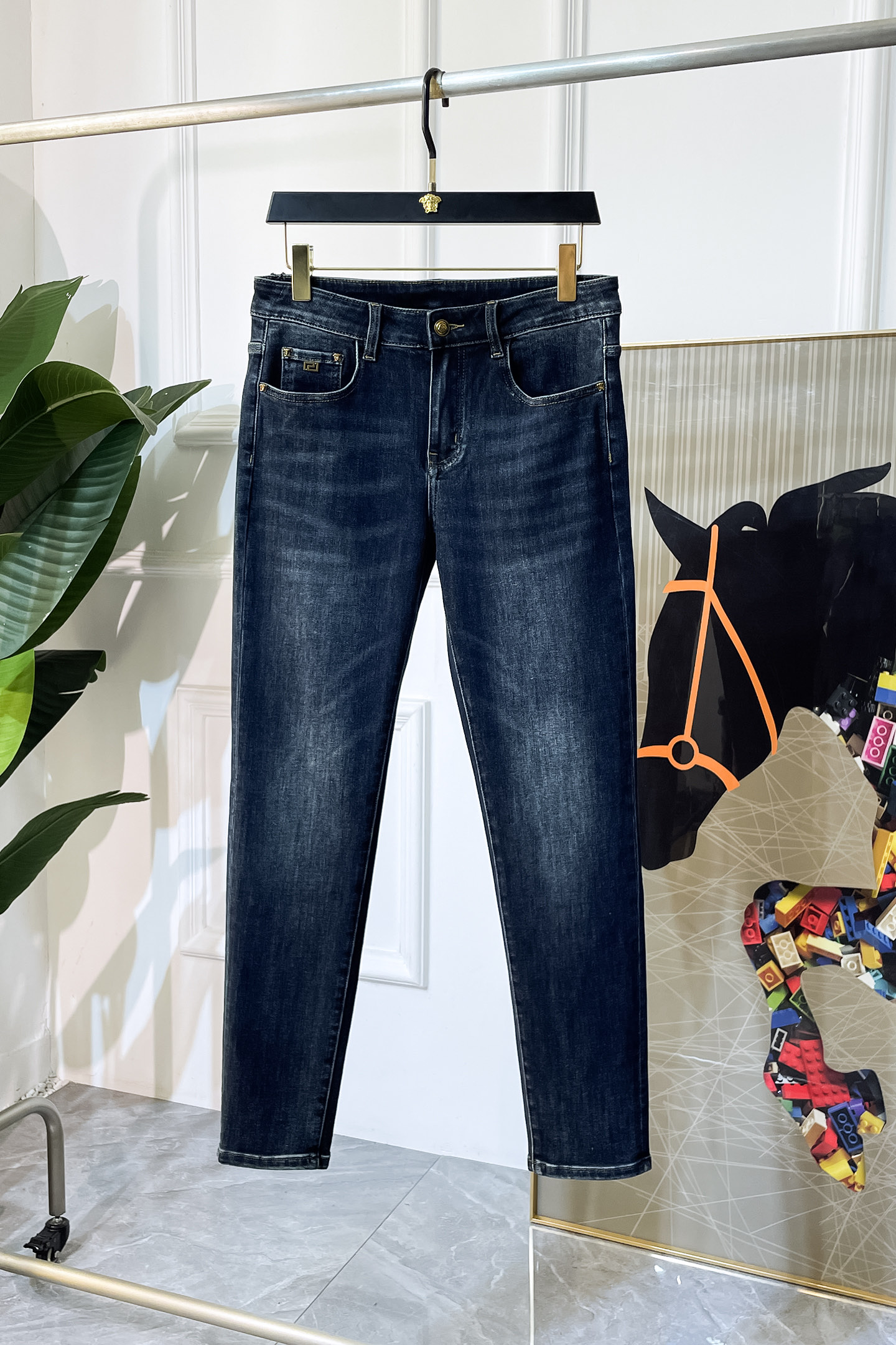 NO:527461,Versace - ss snake jeans in autumn and winter. Original 1:1 production, perfect choice for daily life, simple, atmospheric, fashionable and stylish, customized imported tannin fabric, heavy industry washing process, complex and exquisite workmanship. Easy to cater to the needs of all seasons, soft and elastic, smooth and neat, original auxiliary materials, comfortable and easy to match on the upper body, durable code number 29-38, versace, jeans, alexander wang19860909范思哲 - ss蛇年秋冬牛仔裤.原单1:1制作,日常必备的完美之选,简单大气亦时尚有型,定制进口丹宁面料 ,重工洗水工艺,做工复杂工艺精湛.轻松迎合四季需要,手感柔软带弹力,流畅利落,原版辅料五金,上身舒适非常易搭耐看码数29-38,,versace,jeans,alexander wang,Men's clothing