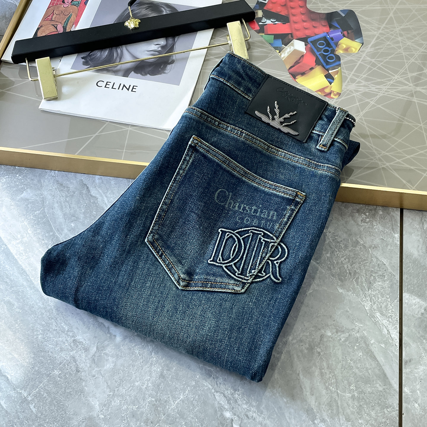 NO:527387,Dior - Ss Snake Year Autumn and Winter Jeans. Original 1:1 production, perfect choice for daily life, simple, atmospheric, fashionable and stylish, customized imported tannin fabric, heavy industry washing process, complex and exquisite workmanship. Easy to cater to the needs of all seasons, soft and elastic, smooth and neat, original auxiliary hardware, comfortable and easy to match on the upper body, durable code number 29-38,,dior,jeans,alexander wang19860909迪奥- ss蛇年秋冬牛仔裤.原单1:1制作,日常必备的完美之选,简单大气亦时尚有型,定制进口丹宁面料 ,重工洗水工艺,做工复杂工艺精湛.轻松迎合四季需要,手感柔软带弹力,流畅利落,原版辅料五金,上身舒适非常易搭耐看码数29-38,,dior,jeans,alexander wang,Men's clothing