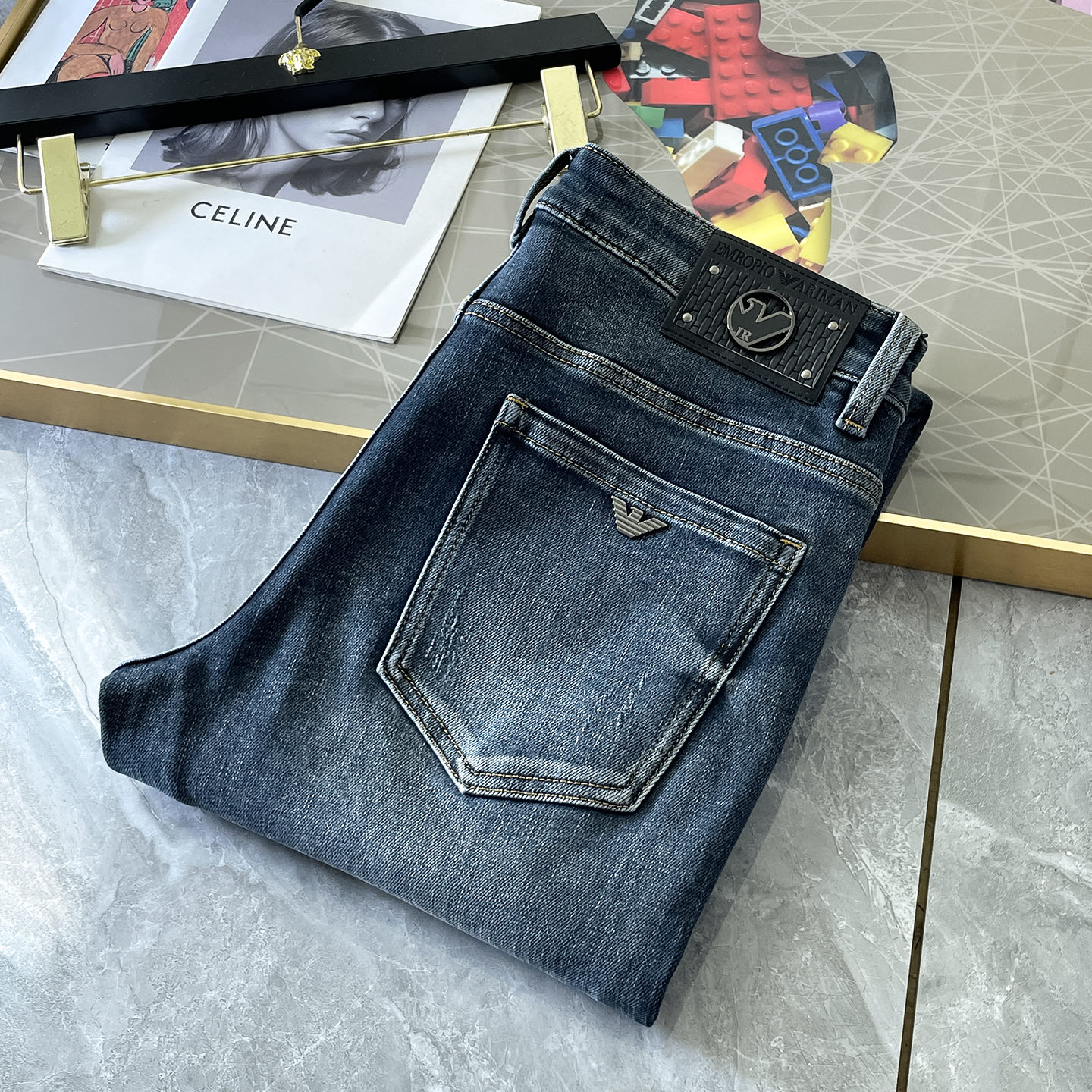 NO:527390,Armani - ss snake jeans in autumn and winter. Original 1:1 production, perfect choice for daily life, simple, elegant, fashionable and stylish, customized imported tannin fabric, heavy industry washing process, complex and exquisite workmanship. Easy to meet the needs of the seasons, soft and elastic, smooth and neat, original auxiliary materials, comfortable and easy to match, durable code number 29-38,,armani, jeans, alexander wang19860909阿玛尼- ss蛇年秋冬牛仔裤.原单1:1制作,日常必备的完美之选,简单大气亦时尚有型,定制进口丹宁面料 ,重工洗水工艺,做工复杂工艺精湛.轻松迎合四季需要,手感柔软带弹力,流畅利落,原版辅料五金,上身舒适非常易搭耐看码数29-38,,armani,jeans,alexander wang,Men's clothing