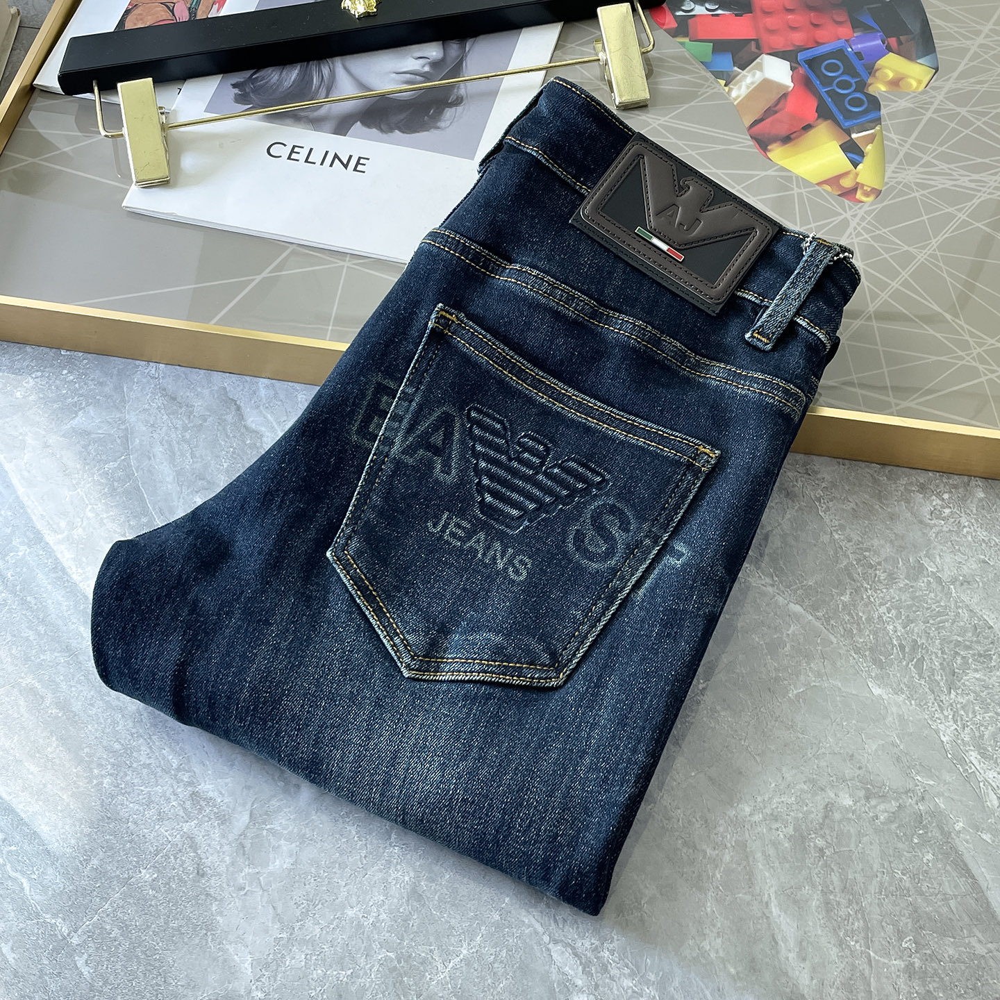 NO:527447,Armani - Ss Snake Year Autumn and Winter Jeans. Original 1:1 production, perfect choice for daily life, simple, atmospheric, fashionable and stylish, customized imported tannin fabric, heavy industry washing process, complex and exquisite workmanship. Easy to meet the needs of all seasons, soft and elastic, smooth and neat, original auxiliary materials, comfortable and easy to match on the upper body, durable code number 29-38,,armani, jeans, alexander wang19860909阿玛尼 - ss蛇年秋冬牛仔裤.原单1:1制作,日常必备的完美之选,简单大气亦时尚有型,定制进口丹宁面料 ,重工洗水工艺,做工复杂工艺精湛.轻松迎合四季需要,手感柔软带弹力,流畅利落,原版辅料五金,上身舒适非常易搭耐看码数29-38,,armani,jeans,alexander wang,Men's clothing