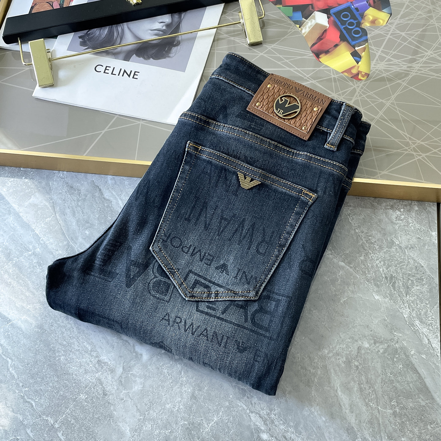 NO:526352,Armani - 2025ss Snake Year Autumn and Winter Jeans. Original 1:1 production, perfect choice for daily life, simple, atmospheric, fashionable and stylish, customized imported tannin fabric, heavy industry washing process, complex and exquisite workmanship. Easy to cater to the needs of all seasons, soft and elastic, smooth and neat, original auxiliary materials, comfortable and easy to match on the upper body, durable code number 29-38,,armani, jeans, alexander wang19860909阿玛尼 - 2025ss蛇年秋冬牛仔裤.原单1:1制作,日常必备的完美之选,简单大气亦时尚有型,定制进口丹宁面料 ,重工洗水工艺,做工复杂工艺精湛.轻松迎合四季需要,手感柔软带弹力,流畅利落,原版辅料五金,上身舒适非常易搭耐看码数29-38,,armani,jeans,alexander wang,Men's clothing