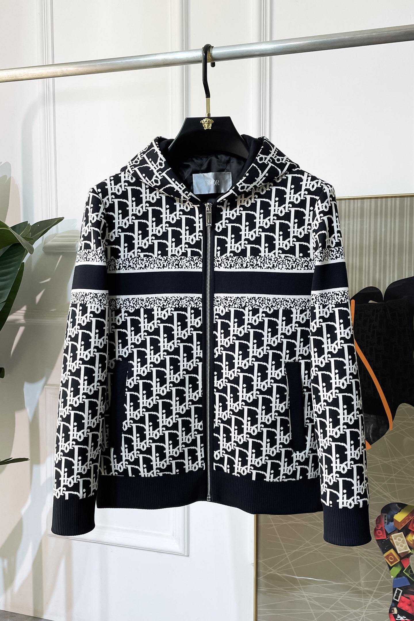 NO:529816,Dior-ss big boutique jackets in autumn and winter, customized high-quality polyester fabric!  Top-level fashion brand elements logo design, complete with three standards!  The original hardware and accessories have smooth lines and exquisite craftsmanship, excellent upper body style, comfortable fabric, windproof and warm, and casual matching are very fashionable, handsome, casual and fashionable men's must-have!  Size M-3XL can wear up to 190 catties!  ,dior,jackets & coats,jackets & coats,alexander wang19860909迪奥- ss秋冬大爆款精品夹克外套,定制高品质聚酯纤维面料！顶级时尚大牌元素logo设计,三标齐全！原版五金辅料,线条流畅,工艺精致,上身版型超赞,面料舒适,挡风保暖,随意搭配都非常时尚帅气休闲时尚男仕必备款哦！尺码M-3XL 最大可穿190斤！,,dior,jackets & coats,jackets & coats,alexander wang,Men's clothing