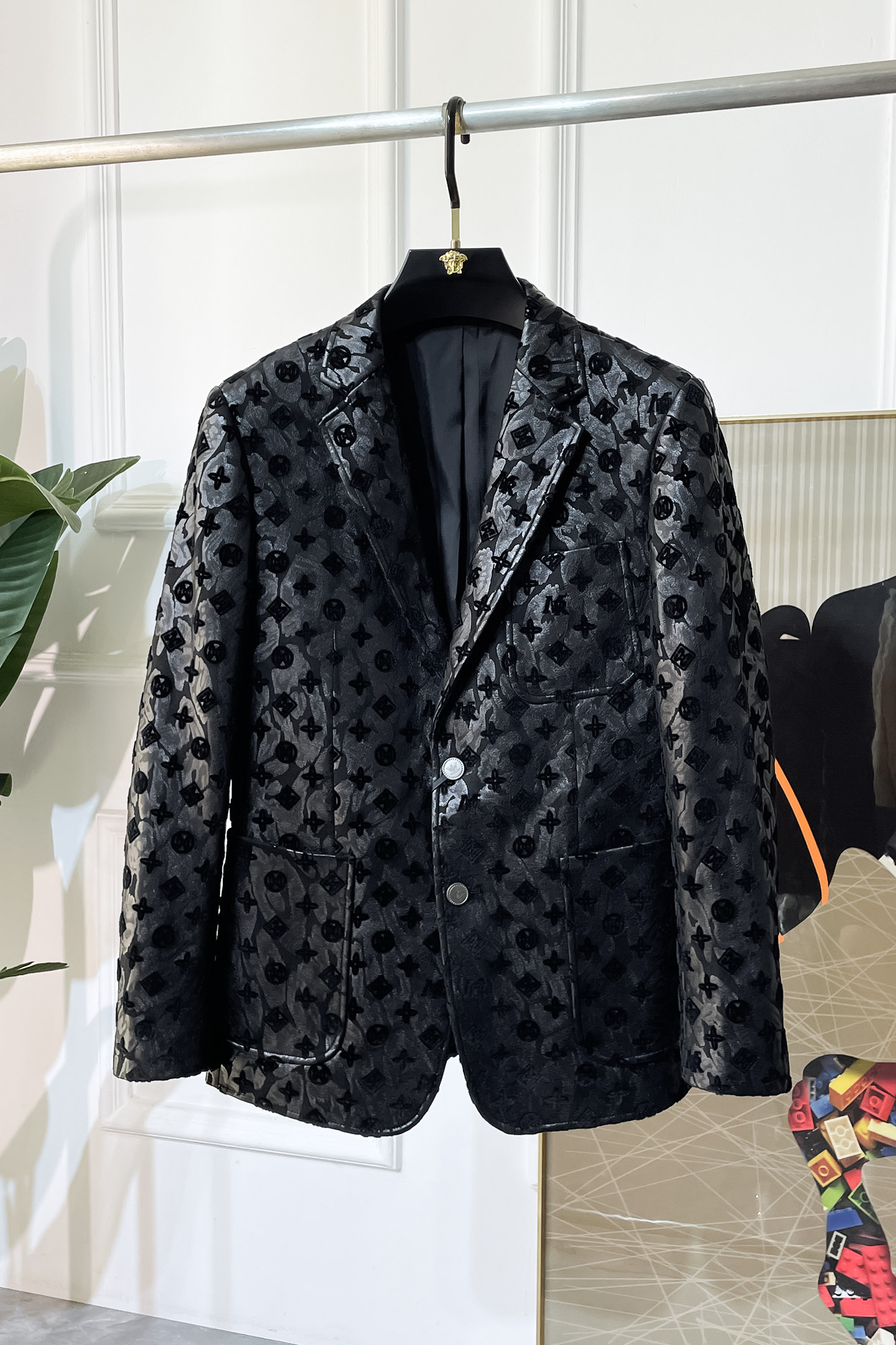 NO:528525,LV- 2025ss Snake Year Autumn and Winter Casual Suit Jacket is the most fashionable and simple design, atmospheric and decent, and it highlights the exquisiteness in a casual manner. Fabric This technology customized polyester fiber fabric is not a traditional design, it looks more young and fashionable. Details are very particular. The upper body effect is a regular style but the tailoring is very special. The effect is not loose or slim. It is moderate. No matter how fat and thin you wear it, there are different styles and sizes 48-56,,louis vuitton,jackets & coats,business suit,alexander wang19860909LV- 2025ss蛇年秋冬大爆款休闲西装外套 最为时尚简约设计,大气得体,随意中凸显精致.面料 此款科技定制聚酯纤维面料, 不是传统的设计 更加显得年轻时尚 细节 非常讲究 上身效果属于常规款但是剪裁非常特别 效果并不是宽松 也不是修身 属于适中 无论胖瘦穿上身 都有不同的风格尺码48-56,,louis vuitton,jackets & coats,business suit,alexander wang,Men's clothing
