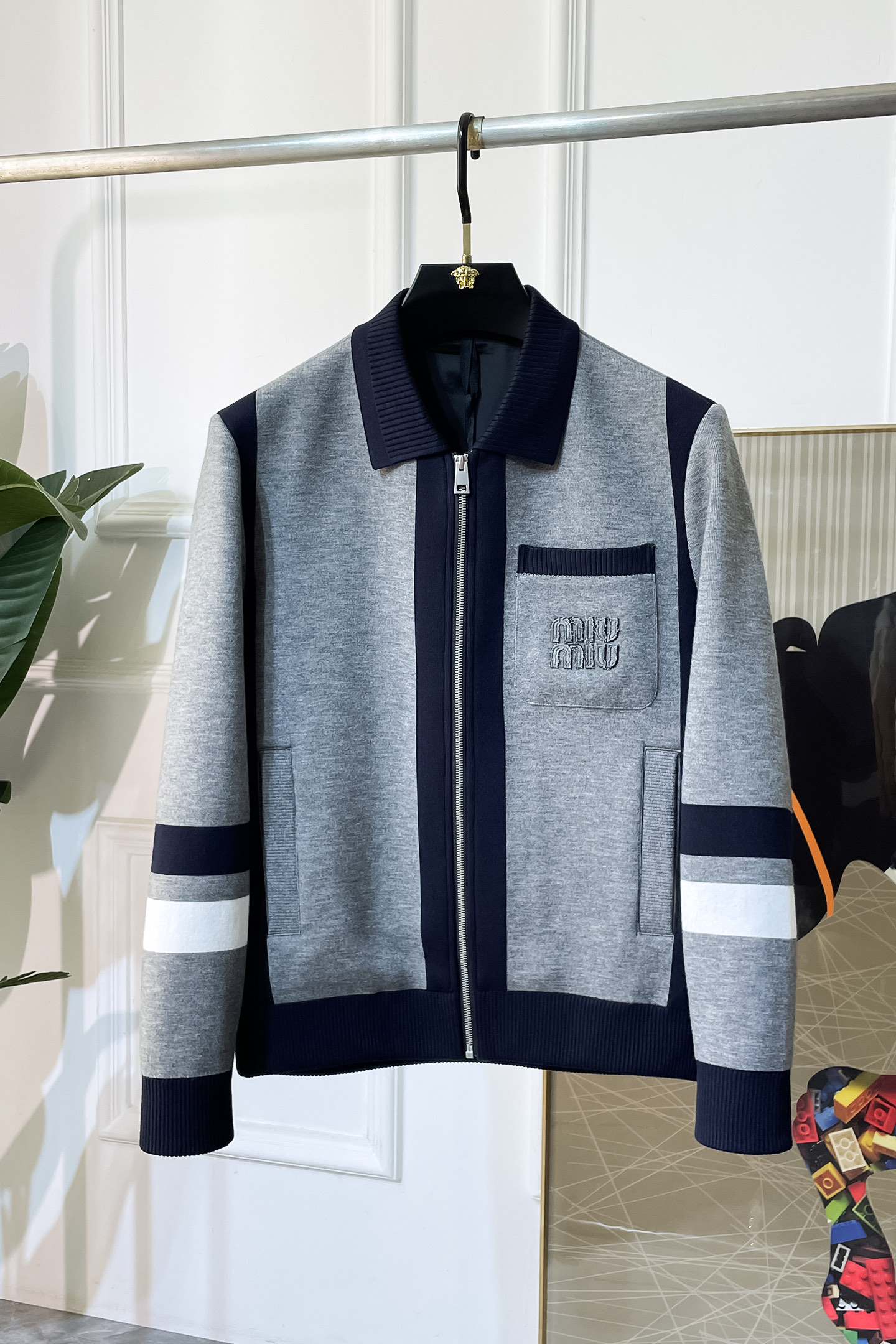 NO:528528,Misunderstanding - 2025ss autumn and winter big boutique jackets, customized high-quality polyester fiber fabric!  Top-level fashion brand elements logo design, complete with three standards!  The original hardware and accessories have smooth lines and exquisite craftsmanship, excellent upper body style, comfortable fabric, windproof and warm, and casual matching are very fashionable, handsome, casual and fashionable men's must-have!  Size M-3XL can wear up to 190 catties!  ,,jackets & coats,jackets & coats,alexander wang19860909谬谬 - 2025ss秋冬大爆款精品夹克外套,定制高品质聚酯纤维面料！顶级时尚大牌元素logo设计,三标齐全！原版五金辅料,线条流畅,工艺精致,上身版型超赞,面料舒适,挡风保暖,随意搭配都非常时尚帅气休闲时尚男仕必备款哦！尺码M-3XL 最大可穿190斤！,,jackets & coats,jackets & coats,alexander wang,Men's clothing