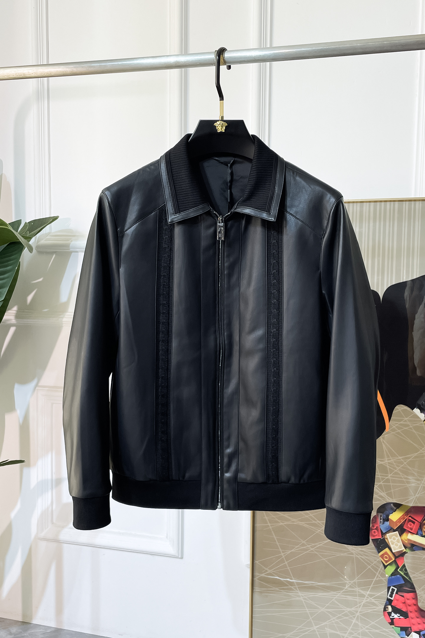 NO:528529,Givenchy - 2025ss autumn and winter hot-split jacket, customized high-quality polyester fiber PU leather fabric!  Top-level fashion brand elements logo design, complete with three standards!  The original hardware and accessories have smooth lines and exquisite craftsmanship, excellent upper body style, comfortable fabric, windproof and warm, and casual matching are very fashionable, handsome, casual and fashionable men's must-have!  Size M-3XL can wear up to 190 catties!  ,,givenchy,jackets & coats,jackets & coats,alexander wang19860909纪梵希 - 2025ss秋冬大爆款精品拼接夹克外套,定制高品质聚酯纤维PU皮面料！顶级时尚大牌元素logo设计,三标齐全！原版五金辅料,线条流畅,工艺精致,上身版型超赞,面料舒适,挡风保暖,随意搭配都非常时尚帅气休闲时尚男仕必备款哦！尺码M-3XL 最大可穿190斤！,,givenchy,jackets & coats,jackets & coats,alexander wang,Men's clothing