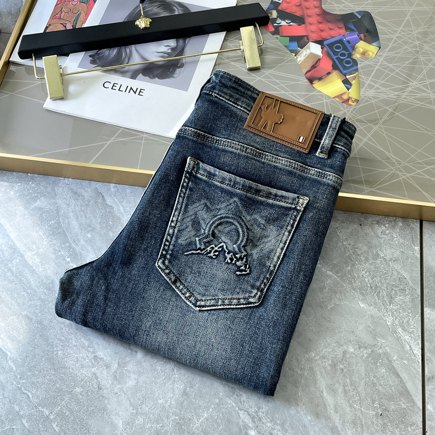 NO:526349,The 2025ss Snake Year Autumn and Winter Jeans. Original 1:1 production, perfect choice for daily life, simple, atmospheric, fashionable and stylish, customized imported tannin fabric, heavy industry washing process, complex and exquisite workmanship. Easy to meet the needs of the seasons, soft and elastic, smooth and neat, original auxiliary materials, comfortable and easy to match, durable code number 29-38, Moncler, jeans, alexander wang19860909蒙口 - 2025ss蛇年秋冬牛仔裤.原单1:1制作,日常必备的完美之选,简单大气亦时尚有型,定制进口丹宁面料 ,重工洗水工艺,做工复杂工艺精湛.轻松迎合四季需要,手感柔软带弹力,流畅利落,原版辅料五金,上身舒适非常易搭耐看码数29-38,,Moncler,jeans,alexander wang,Men's clothing