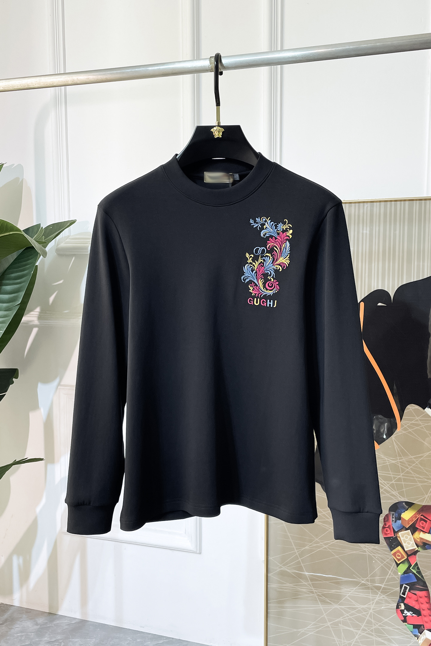 NO:529739,Guqi - SS's autumn new style, the highest version of fashionable pullover sweatshirt, a must-have classic work every year. It is favored and praised by major stars. It is selected with high-end European cotton blend fabrics, heavy craftsmanship production, original hardware and auxiliary material logo design, soft and smooth, and dense texture!  Fashionable and stylish upper body!  One of the impeccable must-choose styles for autumn!  M-3XL, hoodie, sweatshirts, alexander wang19860909古奇 - ss秋季大爆新款,最高版本时尚套头卫衣、每年必出的经典之作.受各大明星的青睐推崇,精选高端欧棉混纺面料,重工艺制作,原版五金辅料logo设计,柔软顺滑,质地密实！上身时尚有型！秋季无可挑剔必选款式之一！M-3XL,,hoodie,sweatshirts,alexander wang,Men's clothing