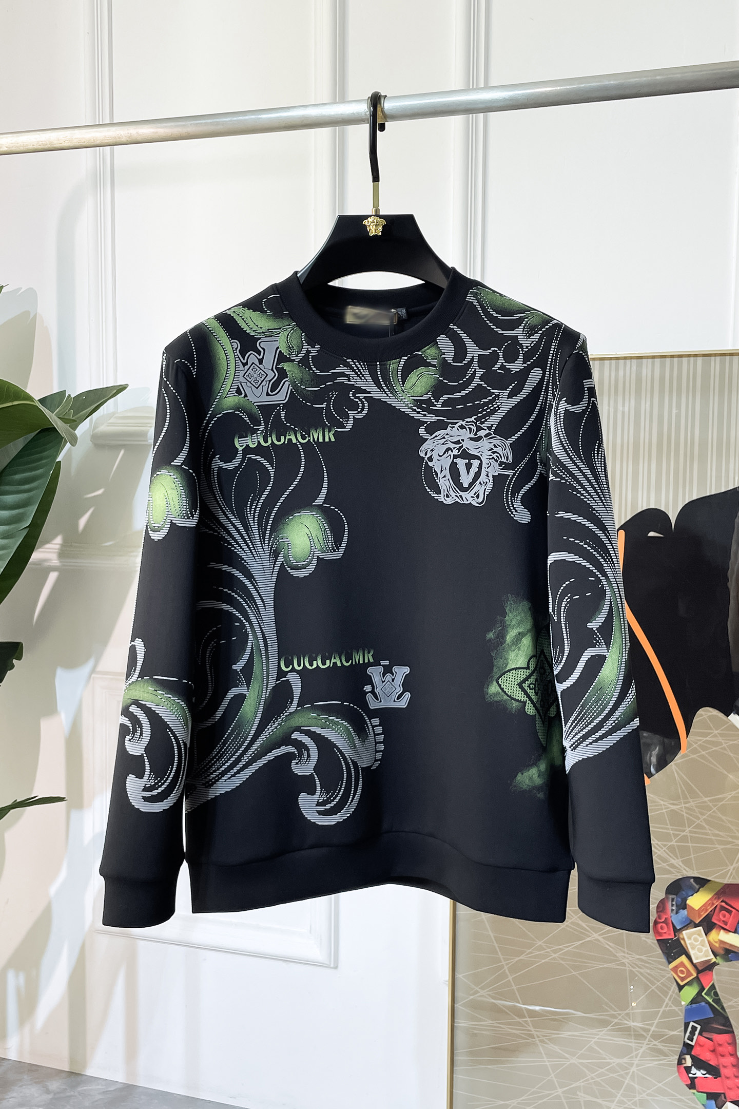 NO:529741,Versace - SS's new autumn style, the highest version of the fashionable pullover sweater, a must-have classic work every year. It is favored and praised by major stars. It is selected with high-end European cotton blend fabrics, heavy craftsmanship production, original hardware and auxiliary materials logo design, soft and smooth, and dense texture!  Fashionable and stylish upper body!  One of the impeccable must-choose styles for autumn!  M-3XL, versace, hoodie, sweatshirts, alexander wang19860909范思哲 - ss秋季大爆新款,最高版本时尚套头卫衣、每年必出的经典之作.受各大明星的青睐推崇,精选高端欧棉混纺面料,重工艺制作,原版五金辅料logo设计,柔软顺滑,质地密实！上身时尚有型！秋季无可挑剔必选款式之一！M-3XL,,versace,hoodie,sweatshirts,alexander wang,Men's clothing