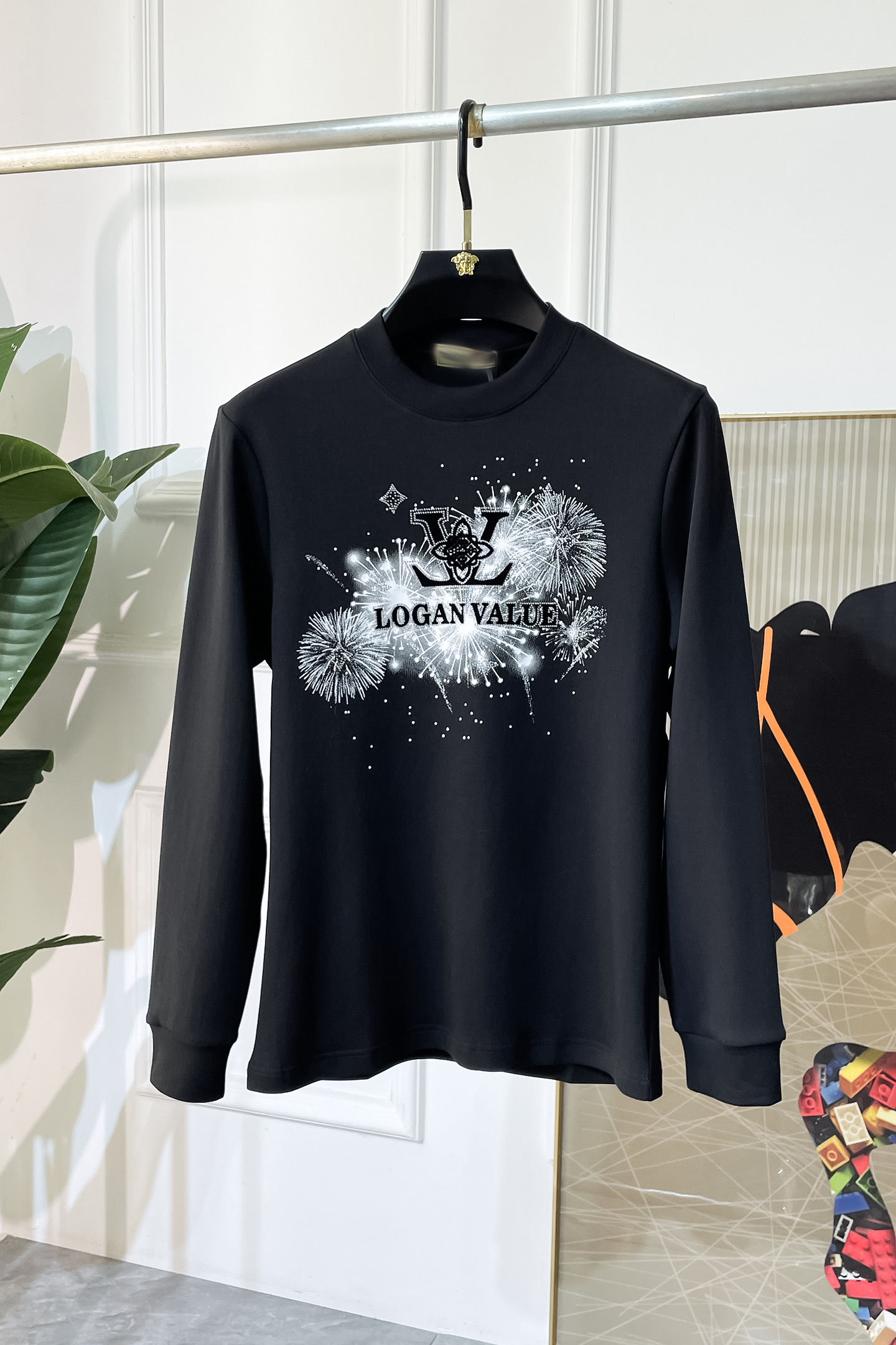 NO:529740,LV - SS is a new autumn model, the highest version of a fashionable pullover sweater, a must-have classic work every year. It is favored and praised by major stars. It is selected with high-end European cotton blend fabrics, heavy craftsmanship production, original hardware and auxiliary materials logo design, soft and smooth, and dense texture!  Fashionable and stylish upper body!  One of the impeccable must-choose styles for autumn!  M-3XL, louis vuitton, hoodie, sweatshirts, alexander wang19860909LV - ss秋季大爆新款,最高版本时尚套头卫衣、每年必出的经典之作.受各大明星的青睐推崇,精选高端欧棉混纺面料,重工艺制作,原版五金辅料logo设计,柔软顺滑,质地密实！上身时尚有型！秋季无可挑剔必选款式之一！M-3XL,,louis vuitton,hoodie,sweatshirts,alexander wang,Men's clothing