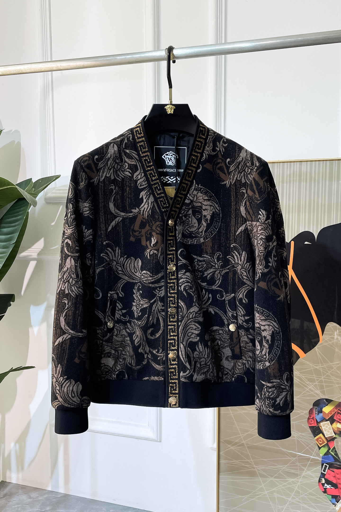 NO:528530,Versace - 2025ss autumn and winter boutique jackets, customized high-quality polyester fabric!  Top-level fashion brand elements logo design, complete with three standards!  The original hardware and accessories have smooth lines and exquisite craftsmanship, excellent upper body style, comfortable fabric, windproof and warm, and casual matching are very fashionable, handsome, casual and fashionable men's must-have!  Size M-3XL can wear up to 190 catties!  , versace,jackets & coats,jackets & coats,alexander wang19860909范思哲 - 2025ss秋冬大爆款精品夹克外套,定制高品质聚酯纤维面料！顶级时尚大牌元素logo设计,三标齐全！原版五金辅料,线条流畅,工艺精致,上身版型超赞,面料舒适,挡风保暖,随意搭配都非常时尚帅气休闲时尚男仕必备款哦！尺码M-3XL 最大可穿190斤！,,versace,jackets & coats,jackets & coats,alexander wang,Men's clothing