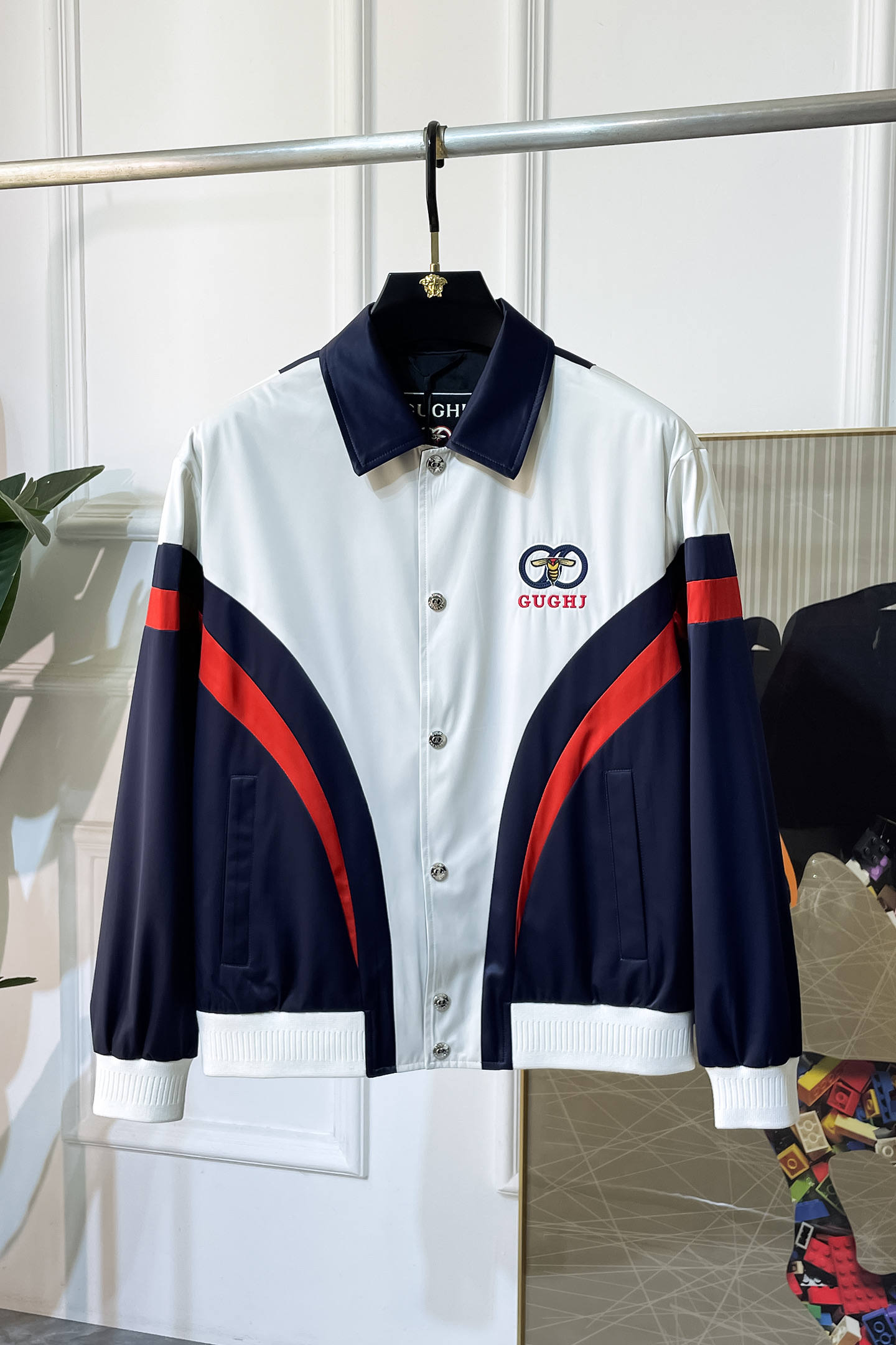 NO:549376,Guqi-2025ss autumn and winter boutique jackets, customized high-quality polyester fiber fabric!  Top-level fashion brand elements logo design, complete with three standards!  The original hardware and accessories have smooth lines and exquisite craftsmanship, excellent upper body style, comfortable fabric, windproof and warm, and casual matching are very fashionable, handsome, casual and fashionable men's must-have!  Size M-3XL can wear up to 190 catties!  ,,jackets & coats,jackets & coats,alexander wang19860909古奇- 2025ss秋冬大爆款精品夹克外套,定制高品质聚酯纤维面料！顶级时尚大牌元素logo设计,三标齐全！原版五金辅料,线条流畅,工艺精致,上身版型超赞,面料舒适,挡风保暖,随意搭配都非常时尚帅气休闲时尚男仕必备款哦！尺码M-3XL 最大可穿190斤！,,jackets & coats,jackets & coats,alexander wang,Men's clothing