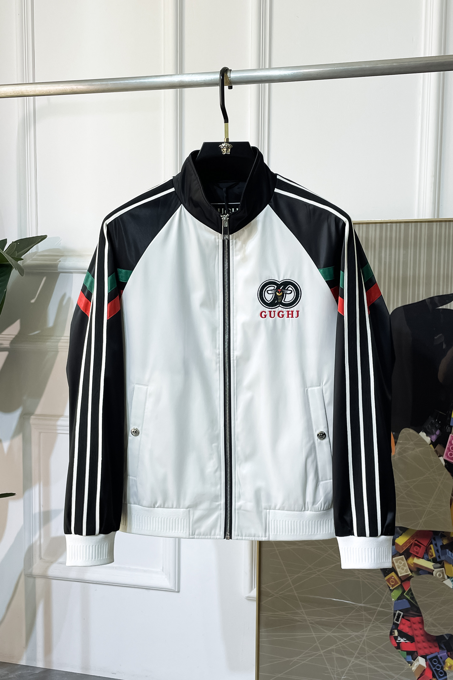 NO:528514,Guqi-2025ss autumn and winter boutique jackets, customized high-quality polyester fiber fabric!  Top-level fashion brand elements logo design, complete with three standards!  The original hardware and accessories have smooth lines and exquisite craftsmanship, excellent upper body style, comfortable fabric, windproof and warm, and casual matching are very fashionable, handsome, casual and fashionable men's must-have!  Size M-3XL can wear up to 190 catties!  ,,jackets & coats,jackets & coats,alexander wang19860909古奇- 2025ss秋冬大爆款精品夹克外套,定制高品质聚酯纤维面料！顶级时尚大牌元素logo设计,三标齐全！原版五金辅料,线条流畅,工艺精致,上身版型超赞,面料舒适,挡风保暖,随意搭配都非常时尚帅气休闲时尚男仕必备款哦！尺码M-3XL 最大可穿190斤！,,jackets & coats,jackets & coats,alexander wang,Men's clothing