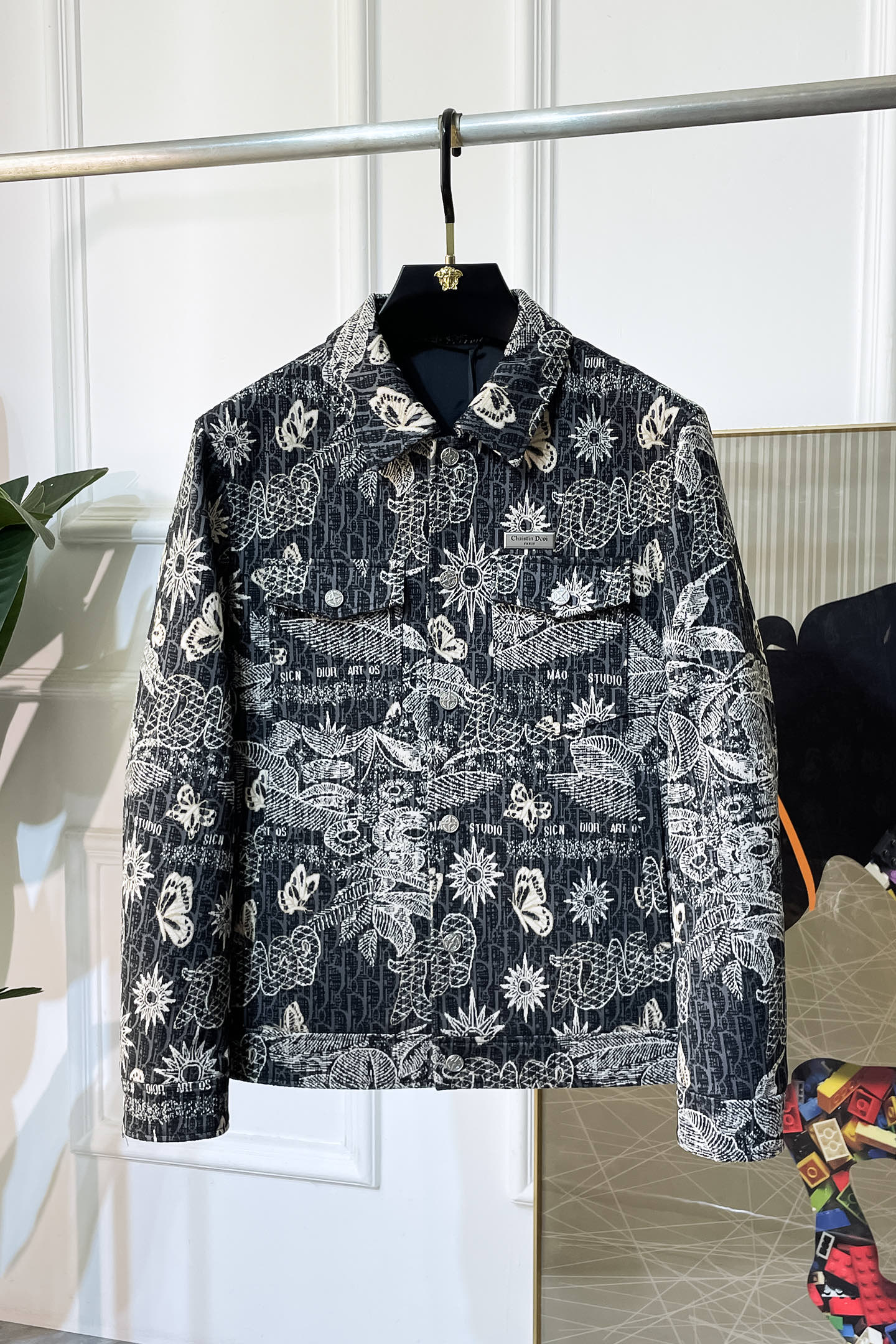 NO:527401,Dior-ss big boutique jackets in autumn and winter, customized high-quality polyester fabric!  Top-level fashion brand elements logo design, complete with three standards!  The original hardware and accessories have smooth lines and exquisite craftsmanship, excellent upper body style, comfortable fabric, windproof and warm, and casual matching are very fashionable, handsome, casual and fashionable men's must-have!  Size M-3XL can wear up to 190 catties!  ,dior,jackets & coats,jackets & coats,alexander wang19860909迪奥- ss秋冬大爆款精品夹克外套,定制高品质聚酯纤维面料！顶级时尚大牌元素logo设计,三标齐全！原版五金辅料,线条流畅,工艺精致,上身版型超赞,面料舒适,挡风保暖,随意搭配都非常时尚帅气休闲时尚男仕必备款哦！尺码M-3XL 最大可穿190斤！,,dior,jackets & coats,jackets & coats,alexander wang,Men's clothing