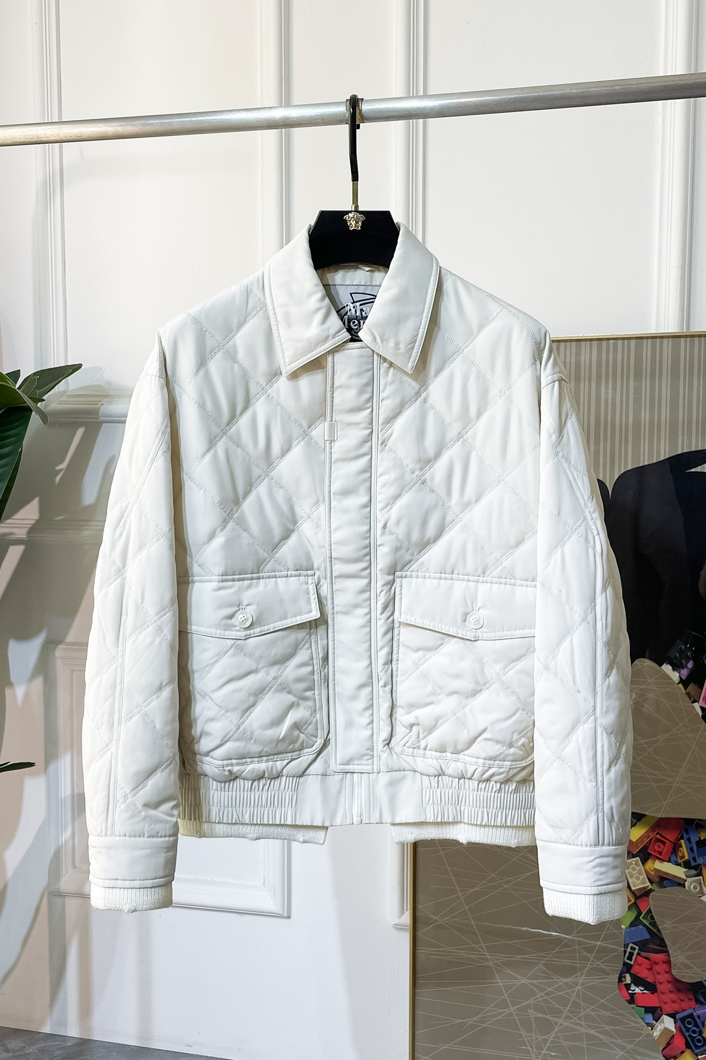 NO:528522,Luo Yiwei - 2025ss autumn and winter hot-sized cotton coat, customized high-quality polyester fiber fabric!  Top-level fashion brand elements logo design, complete with three standards!  The original hardware and accessories have smooth lines and exquisite craftsmanship, excellent upper body style, comfortable fabric, windproof and warm, and casual matching are very fashionable, handsome, casual and fashionable men's must-have!  Size M-3XL can wear up to 190 catties!  ,,jackets & coats,alexander wang19860909罗薏威- 2025ss秋冬大爆款精品棉衣外套,定制高品质聚酯纤维面料！顶级时尚大牌元素logo设计,三标齐全！原版五金辅料,线条流畅,工艺精致,上身版型超赞,面料舒适,挡风保暖,随意搭配都非常时尚帅气休闲时尚男仕必备款哦！尺码M-3XL 最大可穿190斤！,,jackets & coats,alexander wang,Men's clothing