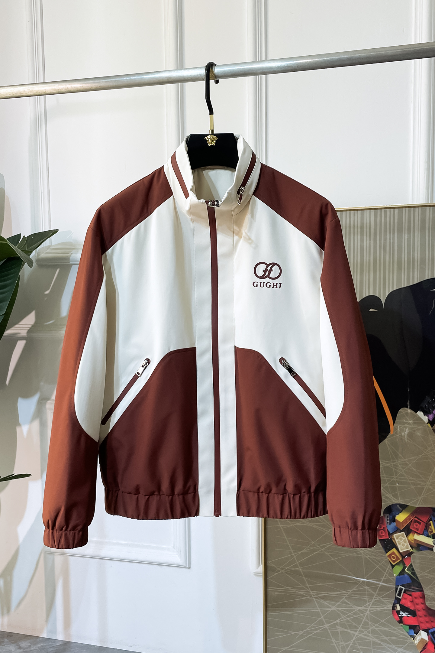 NO:529814,Guqi-ss' big boutique jacket in autumn and winter, customized high-quality polyester fiber fabric!  Top-level fashion brand elements logo design, complete with three standards!  The original hardware and accessories have smooth lines and exquisite craftsmanship, excellent upper body style, comfortable fabric, windproof and warm, and casual matching are very fashionable, handsome, casual and fashionable men's must-have!  Size M-3XL can wear up to 190 catties!  ,,jackets & coats,jackets & coats,alexander wang19860909古奇- ss秋冬大爆款精品夹克外套,定制高品质聚酯纤维面料！顶级时尚大牌元素logo设计,三标齐全！原版五金辅料,线条流畅,工艺精致,上身版型超赞,面料舒适,挡风保暖,随意搭配都非常时尚帅气休闲时尚男仕必备款哦！尺码M-3XL 最大可穿190斤！,,jackets & coats,jackets & coats,alexander wang,Men's clothing