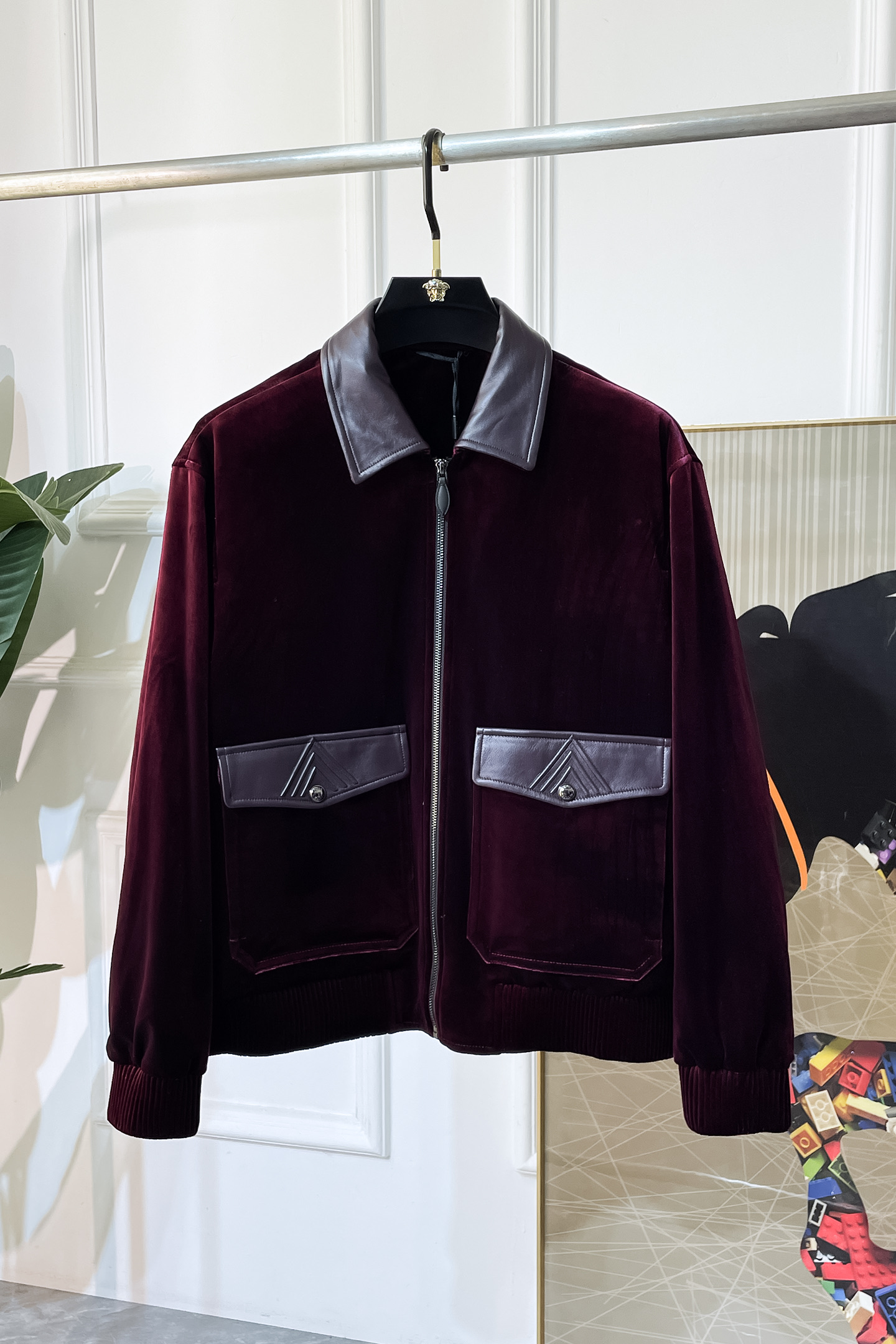 NO:550662,LV - 2025ss autumn and winter hot-sized leather spliced ​​jacket, customized high-quality polyester fiber fabric!  Top-level fashion brand elements logo design, complete with three standards!  The original hardware and accessories have smooth lines and exquisite craftsmanship, excellent upper body style, comfortable fabric, windproof and warm, and casual matching are very fashionable, handsome, casual and fashionable men's must-have!  Size M-3XL can wear up to 190 catties!  ,,louis vuitton,jackets & coats,jackets & coats,alexander wang19860909LV - 2025ss秋冬大爆款精品真皮拼接夹克外套,定制高品质聚酯纤维面料！顶级时尚大牌元素logo设计,三标齐全！原版五金辅料,线条流畅,工艺精致,上身版型超赞,面料舒适,挡风保暖,随意搭配都非常时尚帅气休闲时尚男仕必备款哦！尺码M-3XL 最大可穿190斤！,,louis vuitton,jackets & coats,jackets & coats,alexander wang,Men's clothing