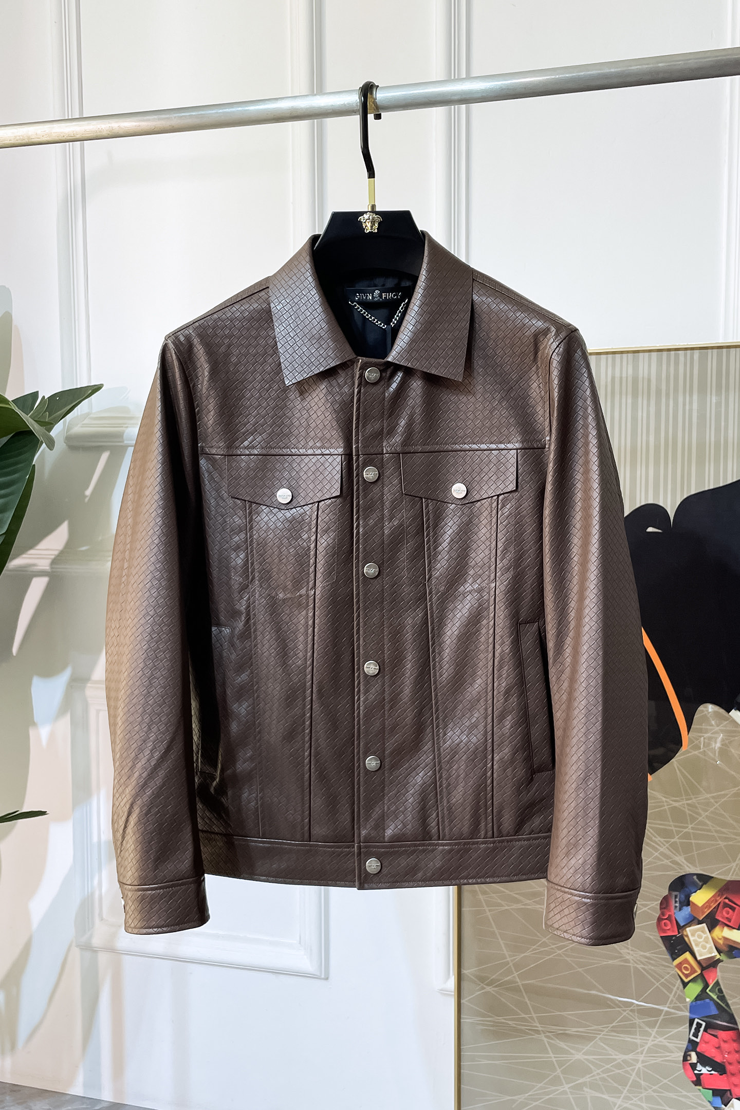 NO:526354,BV - 2025ss autumn and winter big leather jackets, boutique European products, luxurious craftsmanship design, fashionable new products, big brands are very fashionable, imported polyester fiber PU leather material, perfect three-dimensional tailoring, more comfortable and versatile to wear, this density sewing process!  Luxury and fashionable to the extreme!  Must-have for trendy men, size M-3XL (model 178/145 catties upper body L size), bottega veneta, jackets & coats,leather jacket,alexander wang19860909BV - 2025ss秋冬大爆款皮衣外套,精品欧货,元素奢华工艺设计,时尚新品,大牌很时尚,进口聚酯纤维PU皮材质,完美立体剪裁,穿着起来更加舒服百搭,这种密度的缝制工艺！奢华时尚到极致！潮男必备款,尺码 M-3XL (模特178/145斤上身L码),,bottega veneta,jackets & coats,leather jacket,alexander wang,Men's clothing