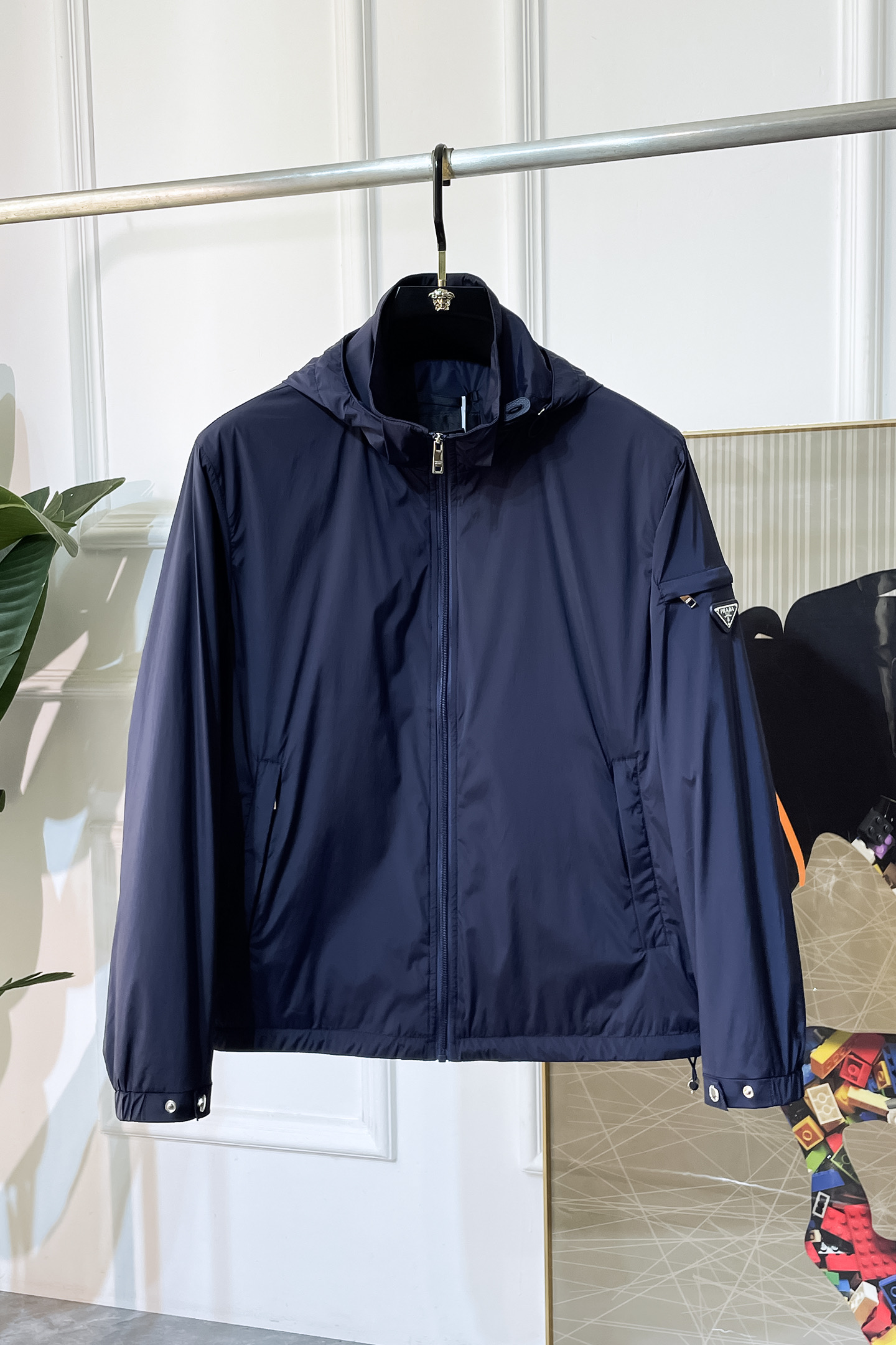 NO:527404,Prada - SS. The big hot cotton jacket for autumn and winter, customized high-quality polyester fiber fabric!  Top-level fashion brand elements logo design, complete with three standards!  The original hardware and accessories have smooth lines and exquisite craftsmanship, excellent upper body style, comfortable fabric, windproof and warm, and casual matching are very fashionable, handsome, casual and fashionable men's must-have!  Size M-3XL can wear up to 190 catties!  ,,prada,jackets & coats,alexander wang19860909普拉达 - ss秋冬大爆款加棉夹克,定制高品质聚酯纤维面料！顶级时尚大牌元素logo设计,三标齐全！原版五金辅料,线条流畅,工艺精致,上身版型超赞,面料舒适,挡风保暖,随意搭配都非常时尚帅气休闲时尚男仕必备款哦！尺码M-3XL 最大可穿190斤！,,prada,jackets & coats,alexander wang,Men's clothing