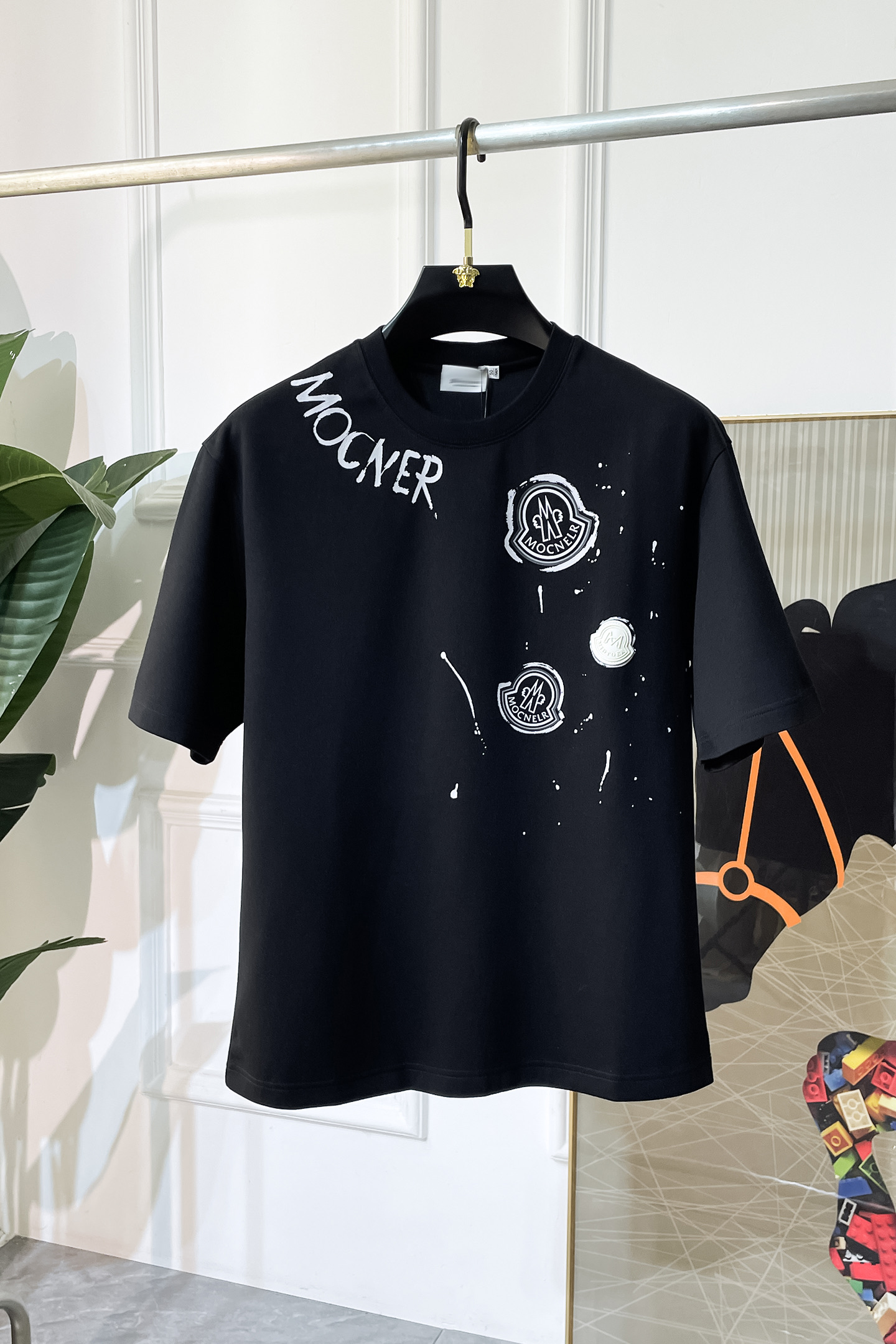 NO:528509,Covered - 2025ss autumn and winter half-sleeved T-shirt series!  Casual business wear, essential for inner wear, selected top-split modal blend fabric, the fabric feels delicate, close-fitting and comfortable without thorning, the upper body style is good, warm, the counter logo design is very unique, male gods, don’t miss it!  Size M-3XL, Moncler,tees,t-shirt,alexander wang19860909蒙口 -2025ss秋冬半袖T恤衫系列！休闲商务外穿 内搭必备款,精选上等-精纺莫代尔混纺面料,面料手感细腻,贴身舒适不扎肉,上身版型好 穿着保暖,专柜标志设计非常独特,男神们别错过！ 尺码 M-3XL,,Moncler,tees，t-shirt,alexander wang,Men's clothing