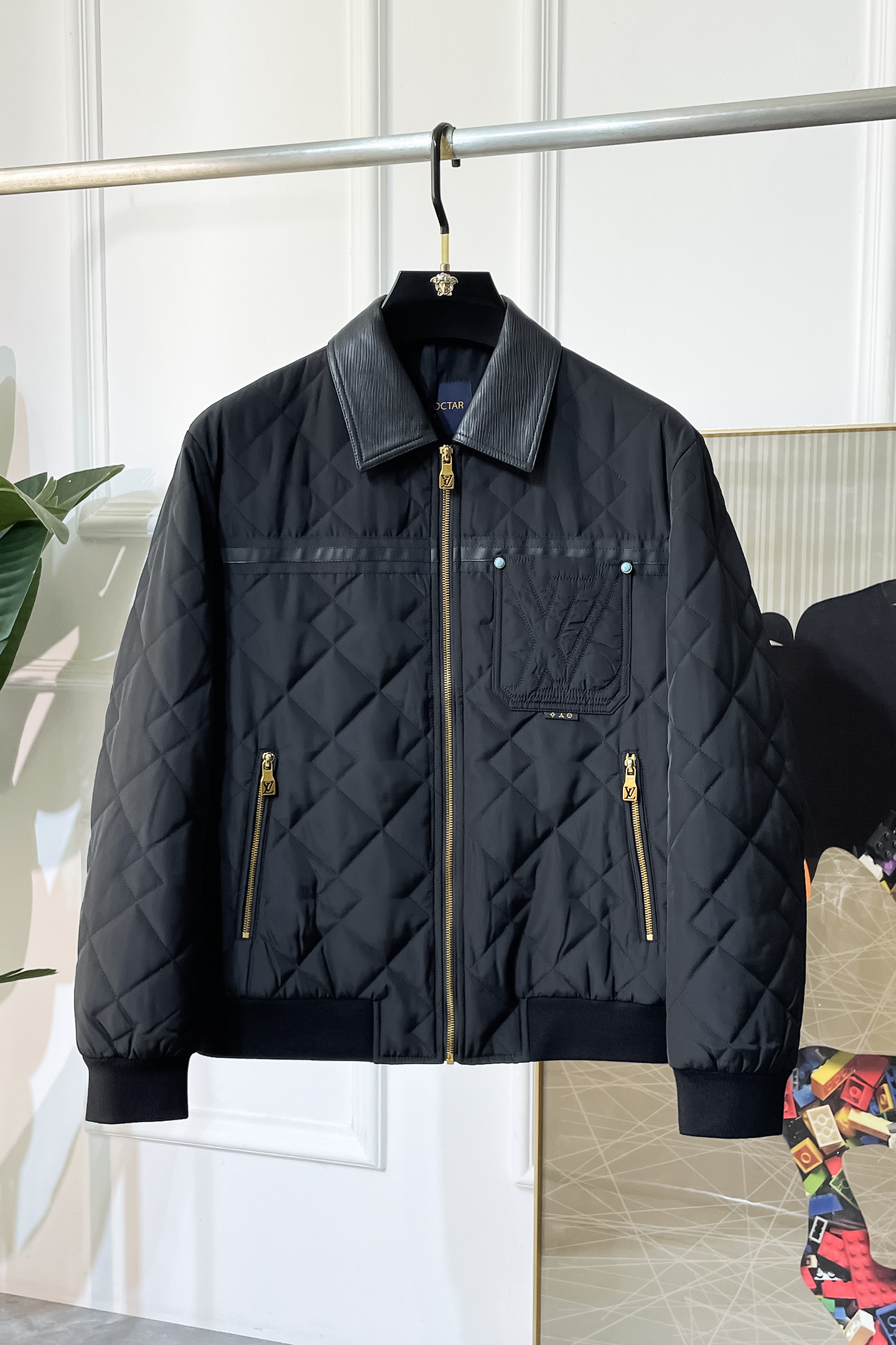 NO:550664,LV- 2025ss autumn and winter hot-sized cotton coat, customized high-quality polyester fiber fabric!  Top-level fashion brand elements logo design, complete with three standards!  The original hardware and accessories have smooth lines and exquisite craftsmanship, excellent upper body style, comfortable fabric, windproof and warm, and casual matching are very fashionable, handsome, casual and fashionable men's must-have!  Size M-3XL can wear up to 190 catties!  ,,louis vuitton,jackets & coats,alexander wang19860909LV- 2025ss秋冬大爆款精品棉衣外套,定制高品质聚酯纤维面料！顶级时尚大牌元素logo设计,三标齐全！原版五金辅料,线条流畅,工艺精致,上身版型超赞,面料舒适,挡风保暖,随意搭配都非常时尚帅气休闲时尚男仕必备款哦！尺码M-3XL 最大可穿190斤！,,louis vuitton,jackets & coats,alexander wang,Men's clothing