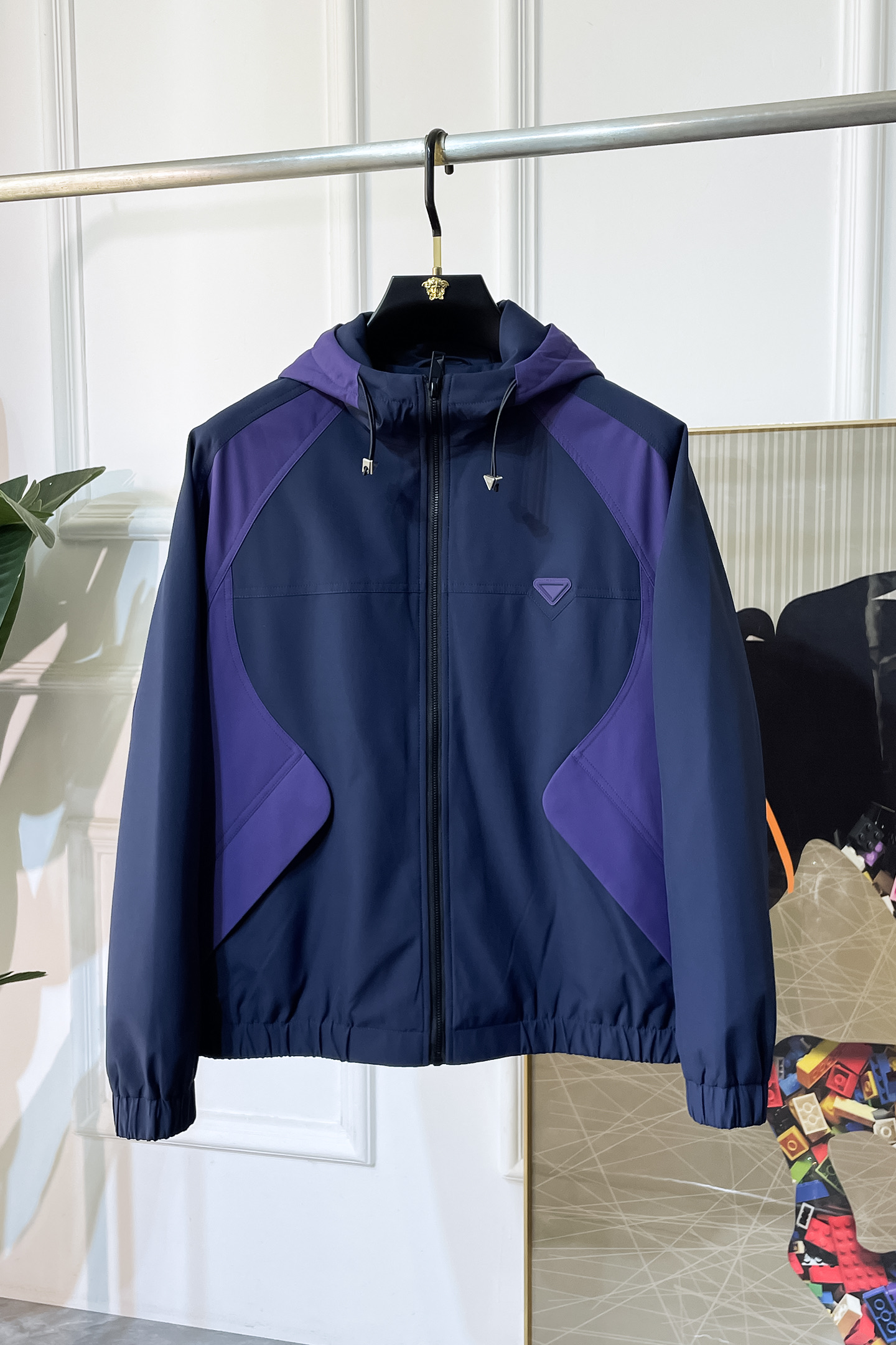 NO:529815,Prada-ss autumn and winter boutique jackets, customized high-quality polyester fabric!  Top-level fashion brand elements logo design, complete with three standards!  The original hardware and accessories have smooth lines and exquisite craftsmanship, excellent upper body style, comfortable fabric, windproof and warm, and casual matching are very fashionable, handsome, casual and fashionable men's must-have!  Size M-3XL can wear up to 190 catties!  ,,prada,jackets & coats,jackets & coats,alexander wang19860909普拉达- ss秋冬大爆款精品夹克外套,定制高品质聚酯纤维面料！顶级时尚大牌元素logo设计,三标齐全！原版五金辅料,线条流畅,工艺精致,上身版型超赞,面料舒适,挡风保暖,随意搭配都非常时尚帅气休闲时尚男仕必备款哦！尺码M-3XL 最大可穿190斤！,,prada,jackets & coats,jackets & coats,alexander wang,Men's clothing