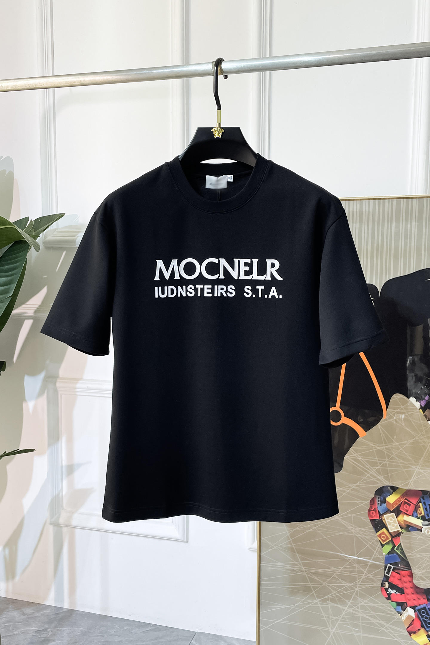 NO:528515,Covered - 2025ss autumn and winter half-sleeved knitted sweater series!  Casual business wear, essential for inner wear, selected top-split modal blend fabric, the fabric feels delicate, close-fitting and comfortable without thorning, the upper body style is good, warm, the counter logo design is very unique, male gods, don’t miss it!  Size M-3XL, Moncler,alexander wang19860909蒙口 -2025ss秋冬半袖针织毛衫系列！休闲商务外穿 内搭必备款,精选上等-精纺莫代尔混纺面料,面料手感细腻,贴身舒适不扎肉,上身版型好 穿着保暖,专柜标志设计非常独特,男神们别错过！ 尺码 M-3XL,,Moncler,alexander wang,Men's clothing