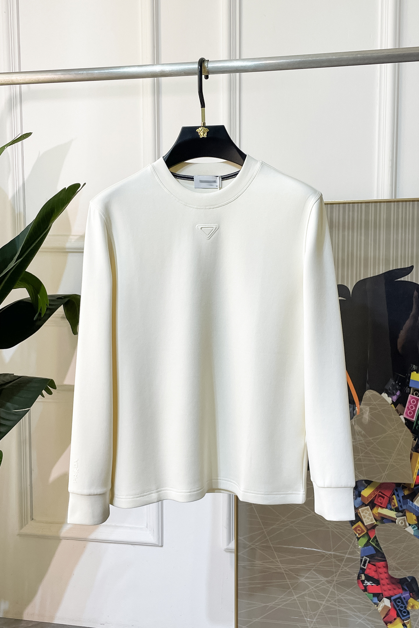 NO:528502,Prada - 2025ss autumn clothing big long-sleeved T-shirt, using customized high-end cotton fabrics, fashionable brand element logo design, soft, delicate, comfortable and warm, made with multiple craftsmanship, basic base shirts are indispensable for men's wardrobe. They can be matched with various clothing anytime and anywhere to meet your daily life needs. The clothes design is simple but not simple. Dear, hurry up and buy it. Standard version size M~3XL, up to 200 pounds!  ,,prada,tees,t-shirt,alexander wang19860909普拉达 - 2025ss秋装大爆款长袖T恤,采用定制高级棉面料 时尚大牌元素logo设计,柔软细腻舒适保暖,多重工艺制作,男人的衣柜都少不了基础打底衫 随时随地都可以拿来搭配各种服饰 满足您日常生活需求 ,衣服设计简约而不简单 , 亲们赶紧入手 标准版型 尺码M~3XL 最大可穿200斤！,,prada,tees，t-shirt,alexander wang,Men's clothing