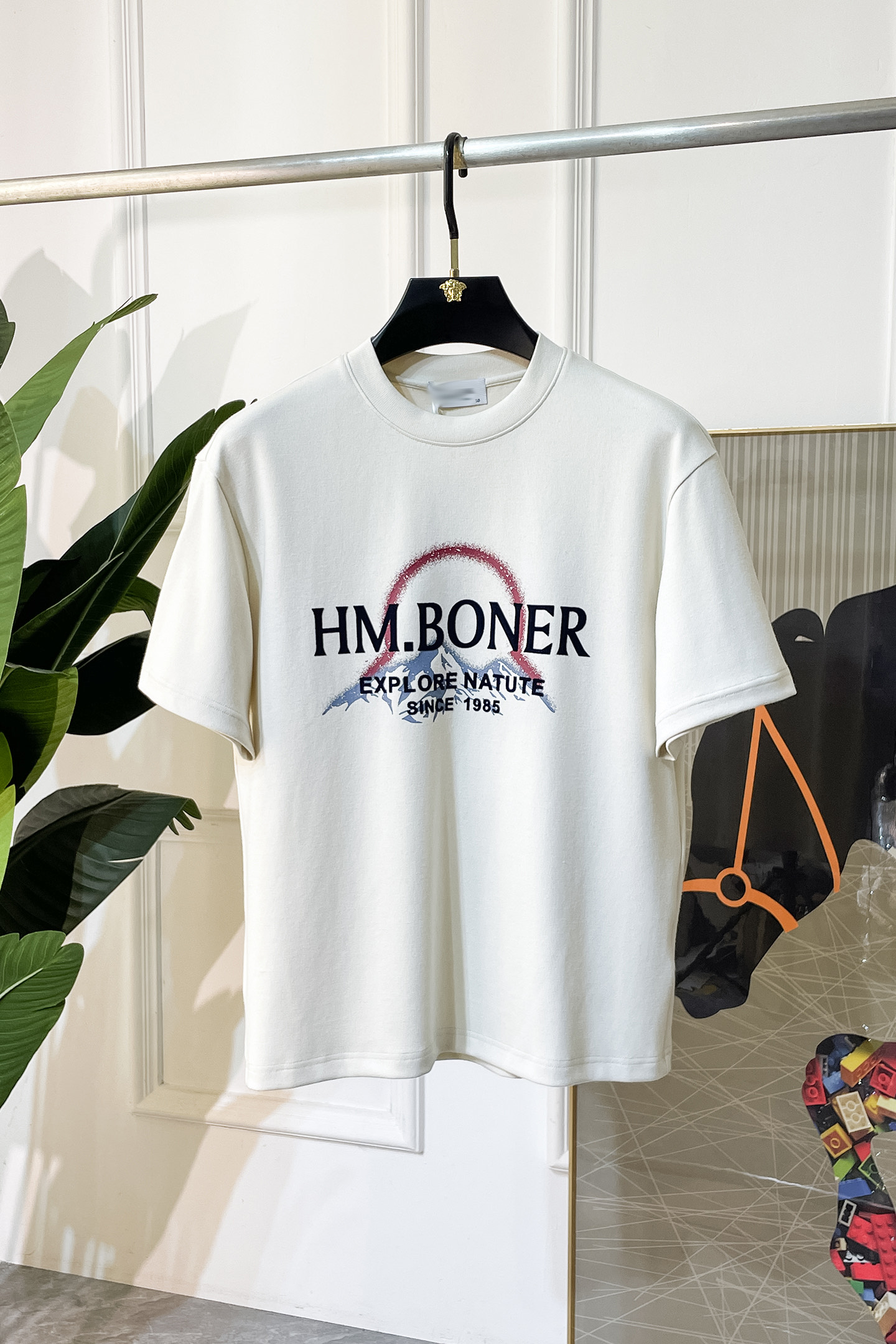 NO:528510,Covered - 2025ss autumn and winter half-sleeved knitted sweater series!  Casual business wear, essential for inner wear, selected top-split modal blend fabric, the fabric feels delicate, close-fitting and comfortable without thorning, the upper body style is good, warm, the counter logo design is very unique, male gods, don’t miss it!  Size M-3XL, Moncler,alexander wang19860909蒙口 -2025ss秋冬半袖针织毛衫系列！休闲商务外穿 内搭必备款,精选上等-精纺莫代尔混纺面料,面料手感细腻,贴身舒适不扎肉,上身版型好 穿着保暖,专柜标志设计非常独特,男神们别错过！ 尺码 M-3XL,,Moncler,alexander wang,Men's clothing