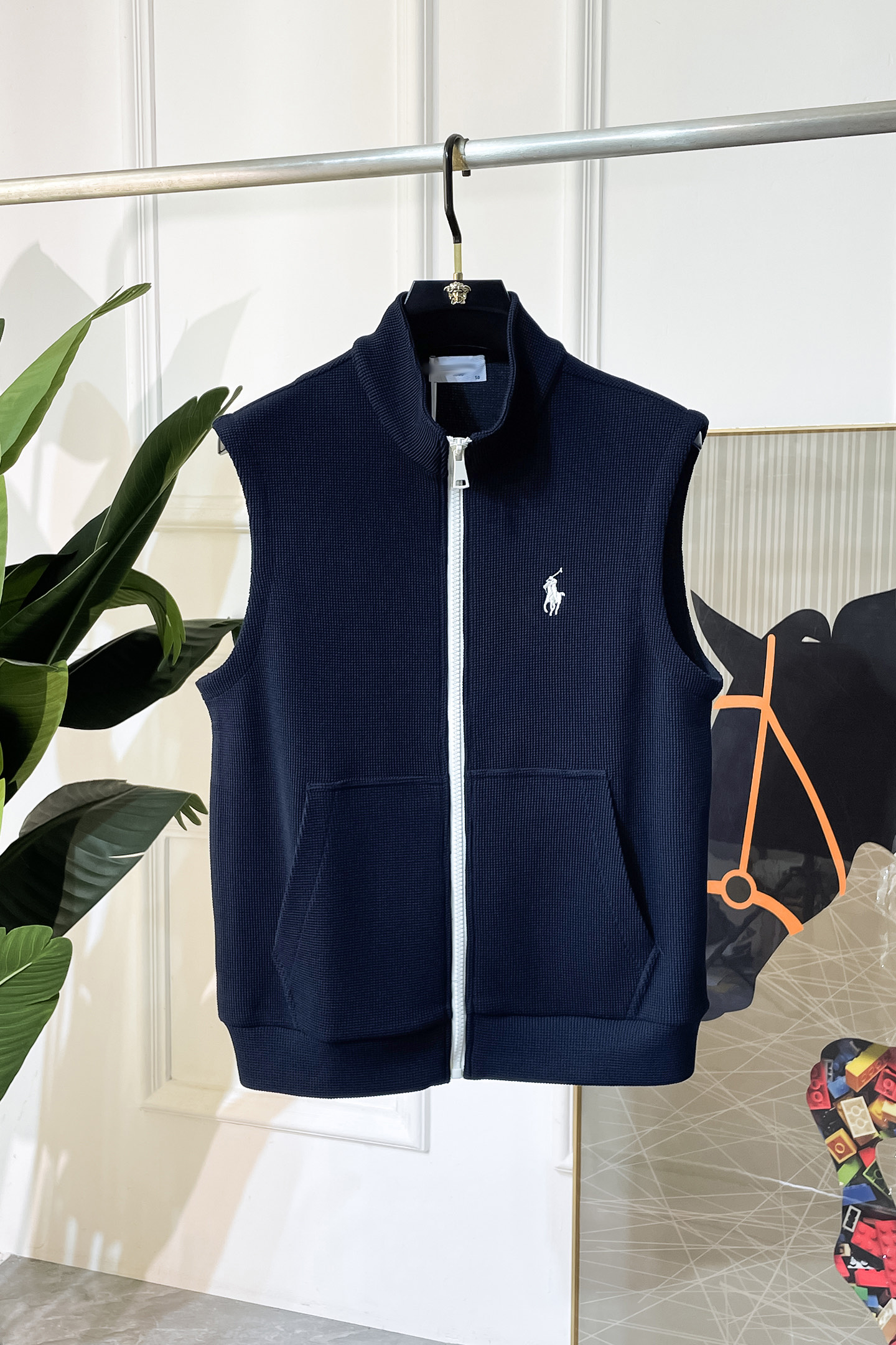 NO:527388,Paul-ss big hit autumn vest jacket, customized high-quality polyester fabric!  Top-level fashion brand elements logo design, complete with three standards!  The original hardware and accessories have smooth lines and exquisite craftsmanship, excellent upper body style, comfortable fabric, windproof and warm, and casual matching are very fashionable, handsome, casual and fashionable men's must-have!  Size M-3XL can wear up to 190 catties!  ,,jackets & coats,alexander wang19860909保罗- ss大爆款秋装马甲夹克,定制高品质聚酯纤维面料！顶级时尚大牌元素logo设计,三标齐全！原版五金辅料,线条流畅,工艺精致,上身版型超赞,面料舒适,挡风保暖,随意搭配都非常时尚帅气休闲时尚男仕必备款哦！尺码M-3XL 最大可穿190斤！,,jackets & coats,alexander wang,Men's clothing