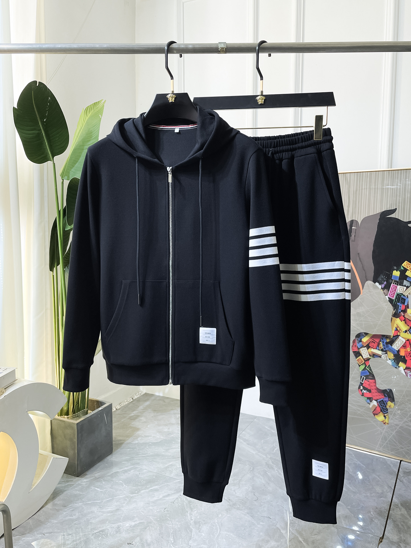 NO:528496,TB - 2025ss autumn clothing new casual set!  Celebrities’ favorite fashion casual suits, simple and generous, craft design on the official website!  Clean and neat tailored, full of urban style. It is available for exclusive top custom fabrics, soft and dry, and the upper body has a crisp and stylish effect. The three-dimensional cutting process and the style are all high-standard and appropriate silhouette versions!  It’s not tight, just feel good when you wear it. With so many top-quality raw materials, you can create high-end products with unparalleled value. The first choice for high-end fashion fashion people with a complete range of three standards, and the upper body effect is super good!  Code M-3XL can be sold separately!,,alexander wang19860909TB - 2025ss秋装新品休闲套装！明星最爱时装味休闲套装 简单大方,官网11工艺设计！干净利落剪裁 都市风十足 可供独家顶级定制面料,手感软糯干爽,上身效果挺括有型.立体裁剪工艺,版型上都是高标准,恰当好处的廓型版！又恰恰不紧绷,穿上心情就好,如此众多的顶级原料,打造出价值感无与伦比的高端产品,三标齐全高端潮流时尚人士首选,上身效果超级好看！码数M-3XL 可拆开卖!,,alexander wang,Men's clothing