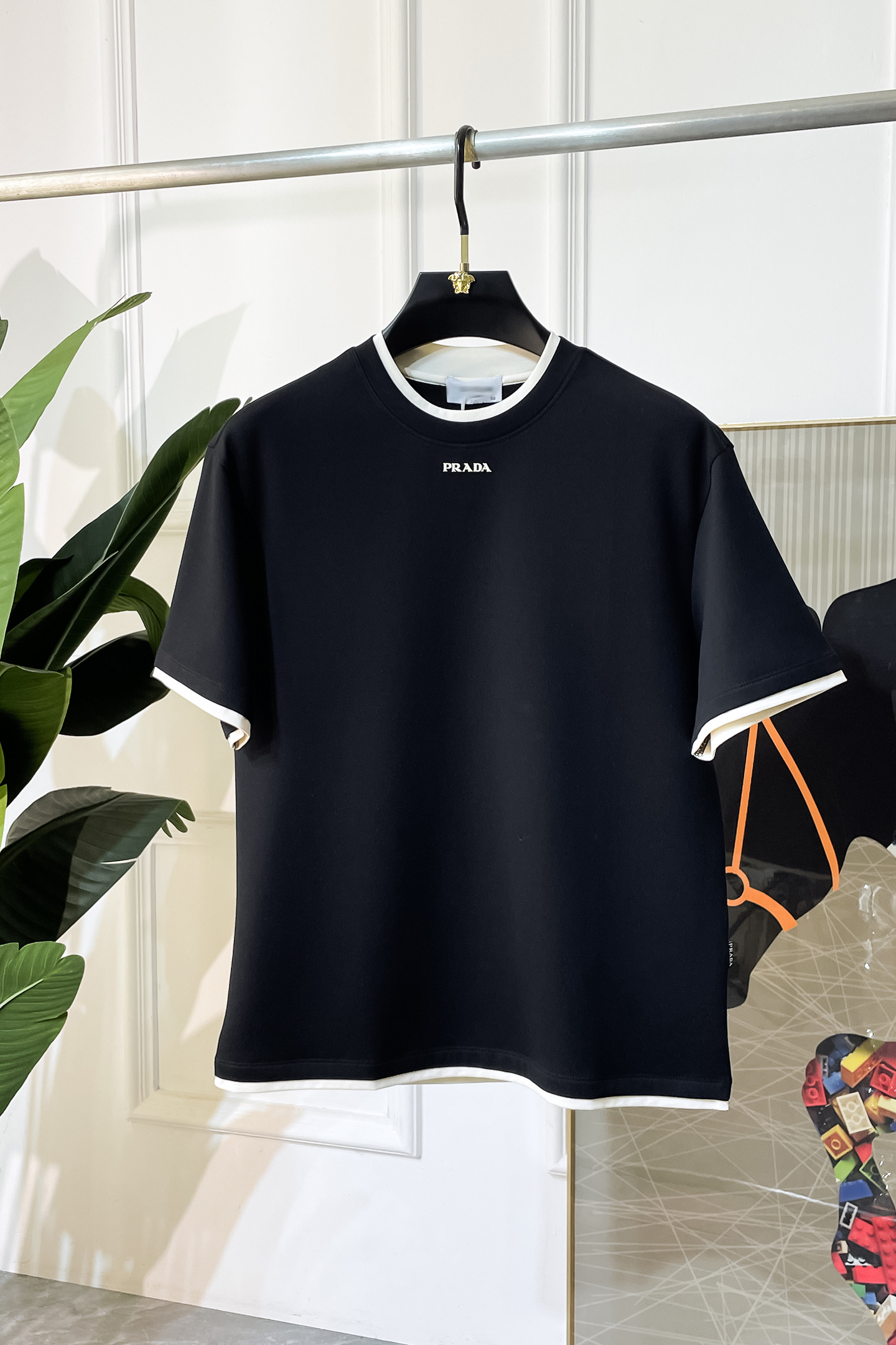 NO:528507,Prada - 2025ss Autumn and Winter Half-sleeved T-shirt series!  Casual business wear, essential for inner wear, selected top-split modal blend fabric, the fabric feels delicate, close-fitting and comfortable without thorning, the upper body style is good, warm, the counter logo design is very unique, male gods, don’t miss it!  Size M-3XL, prada,tees, t-shirt,alexander wang19860909普拉达 -2025ss秋冬半袖T恤衫系列！休闲商务外穿 内搭必备款,精选上等-精纺莫代尔混纺面料,面料手感细腻,贴身舒适不扎肉,上身版型好 穿着保暖,专柜标志设计非常独特,男神们别错过！ 尺码 M-3XL,,prada,tees，t-shirt,alexander wang,Men's clothing