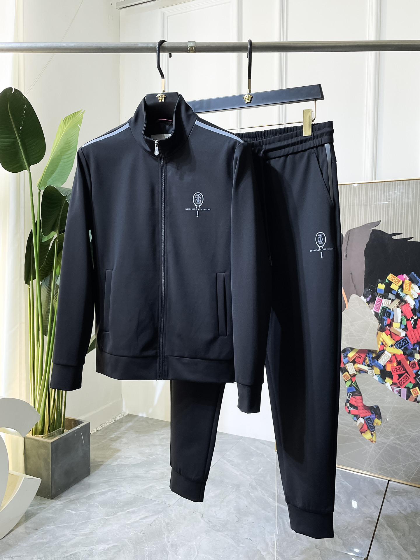 NO:526367,Bc - 2025ss autumn outfit new casual set!  Celebrities’ favorite fashion casual suits, simple and generous, craft design on the official website!  Clean and neat tailored, full of urban style. It is available for exclusive top custom fabrics, soft and dry, and the upper body has a crisp and stylish effect. The three-dimensional cutting process and the style are all high-standard and appropriate silhouette versions!  It’s not tight, just feel good when you wear it. With so many top-quality raw materials, you can create high-end products with unparalleled value. The first choice for high-end fashion fashion people with a complete range of three standards, and the upper body effect is super good!  Code number M-3XL, alexander wang19860909Bc - 2025ss秋装新品休闲套装！明星最爱时装味休闲套装 简单大方,官网11工艺设计！干净利落剪裁 都市风十足 可供独家顶级定制面料,手感软糯干爽,上身效果挺括有型.立体裁剪工艺,版型上都是高标准,恰当好处的廓型版！又恰恰不紧绷,穿上心情就好,如此众多的顶级原料,打造出价值感无与伦比的高端产品,三标齐全高端潮流时尚人士首选,上身效果超级好看！码数M-3XL,,alexander wang,Men's clothing