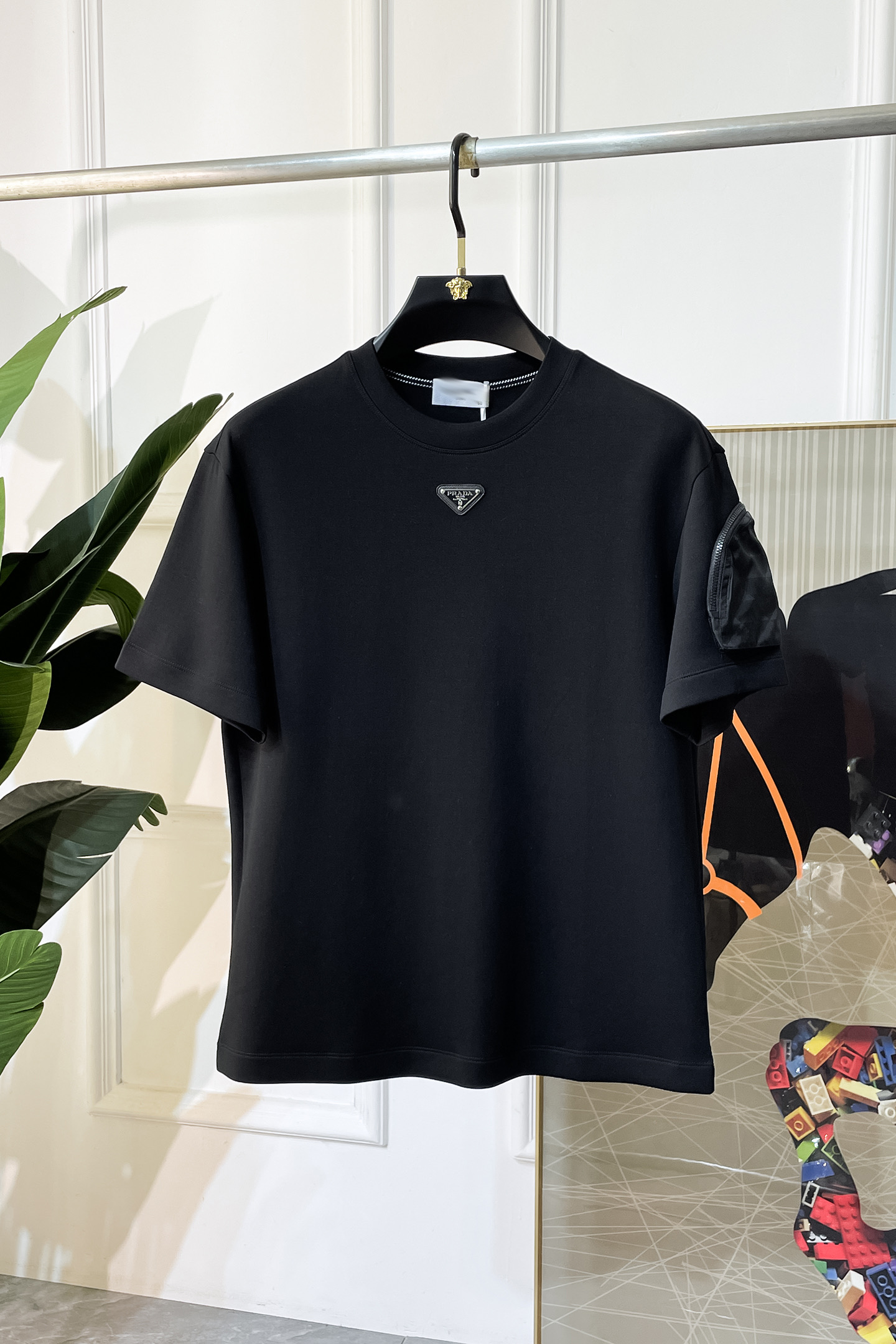 NO:528518,Prada - 2025ss autumn and winter half-sleeved knitted sweater series!  Casual business wear, essential for inner wear, selected top-split modal blend fabric, the fabric feels delicate, close-fitting and comfortable without thorning, the upper body style is good, warm, the counter logo design is very unique, male gods, don’t miss it!  Size M-3XL, prada,alexander wang19860909普拉达 -2025ss秋冬半袖针织毛衫系列！休闲商务外穿 内搭必备款,精选上等-精纺莫代尔混纺面料,面料手感细腻,贴身舒适不扎肉,上身版型好 穿着保暖,专柜标志设计非常独特,男神们别错过！ 尺码 M-3XL,,prada,alexander wang,Men's clothing