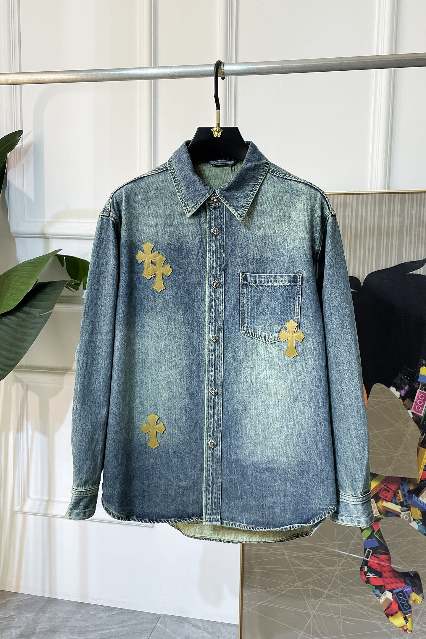 NO:531750,Croxin's new three-dimensional and slim fabric show logo. The whole garment uses fixed-woven heavy denim fabric, independent hardware molded garment is heavy-duty, water resistance, good wear resistance, printing dark flower letters have good overall effect. The overall gloss is good after washing, soft and thick, the style is simple and versatile, hard and not deformable. Denim is always basic, and the design is very classic and versatile. It falls in love with it at first sight!  Same model for men and women. Size: M-XXL can wear up to 190 catties!  ,,chrome hearts,alexander wang19860909克罗心新款 立体贴布秀logo.全衣采用定织重磅牛仔面料,独立五金开模成衣重工水洗,耐水性强耐磨性佳印刷暗花字母立体整体效果好.整体洗水后光泽度好,手感柔软厚实,版型简单百搭,硬挺不容变形,牛仔常备基础,设计非常经典百搭第一眼就爱上！男女同款.码数:M-XXL 最大可穿190斤！,,chrome hearts,alexander wang,Men's clothing